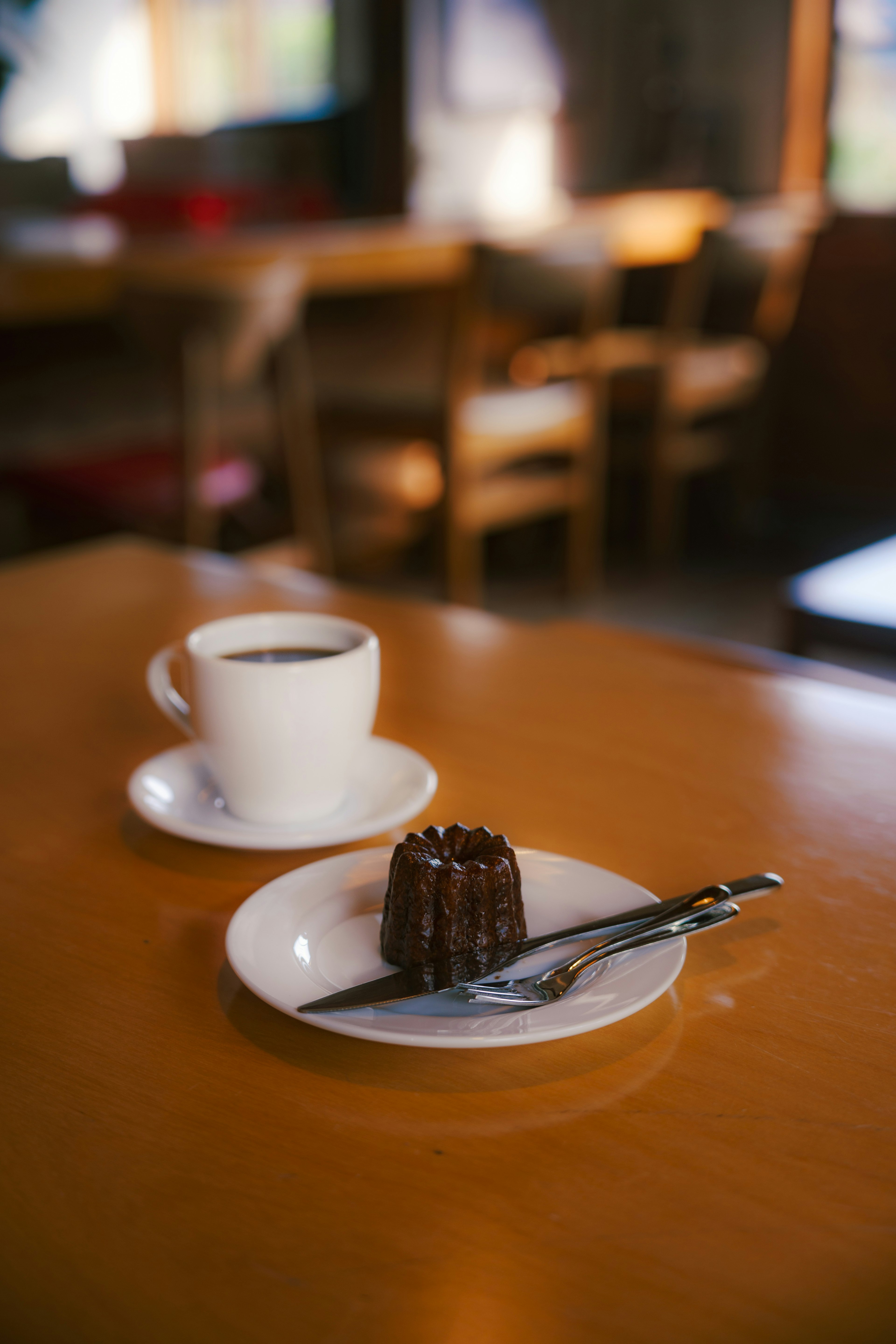 Kaffeetasse und Dessert auf einem Holztisch