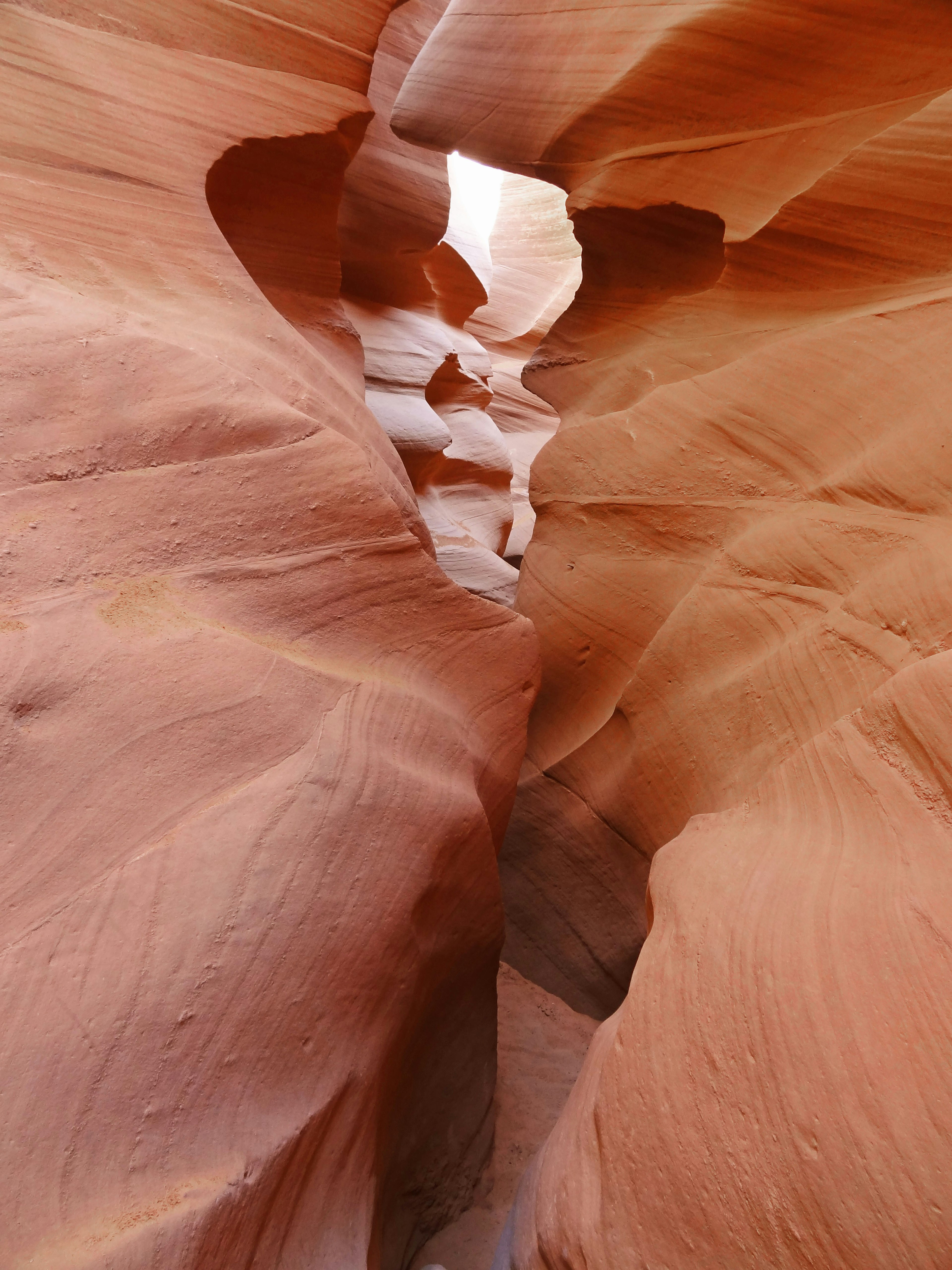 Pemandangan interior ngarai batu merah di Antelope Canyon