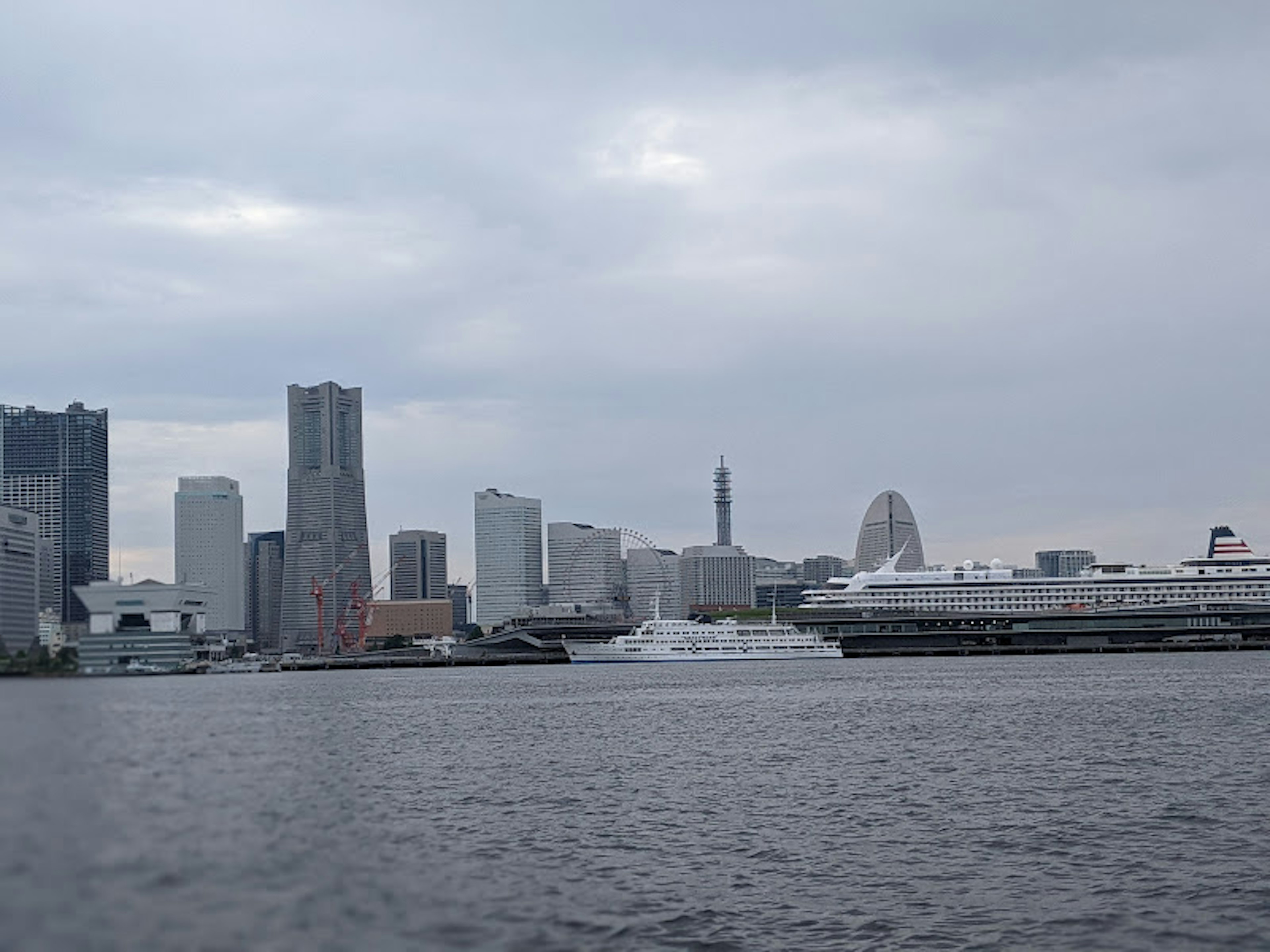 Skyline di Yokohama con grattacieli e navi da crociera