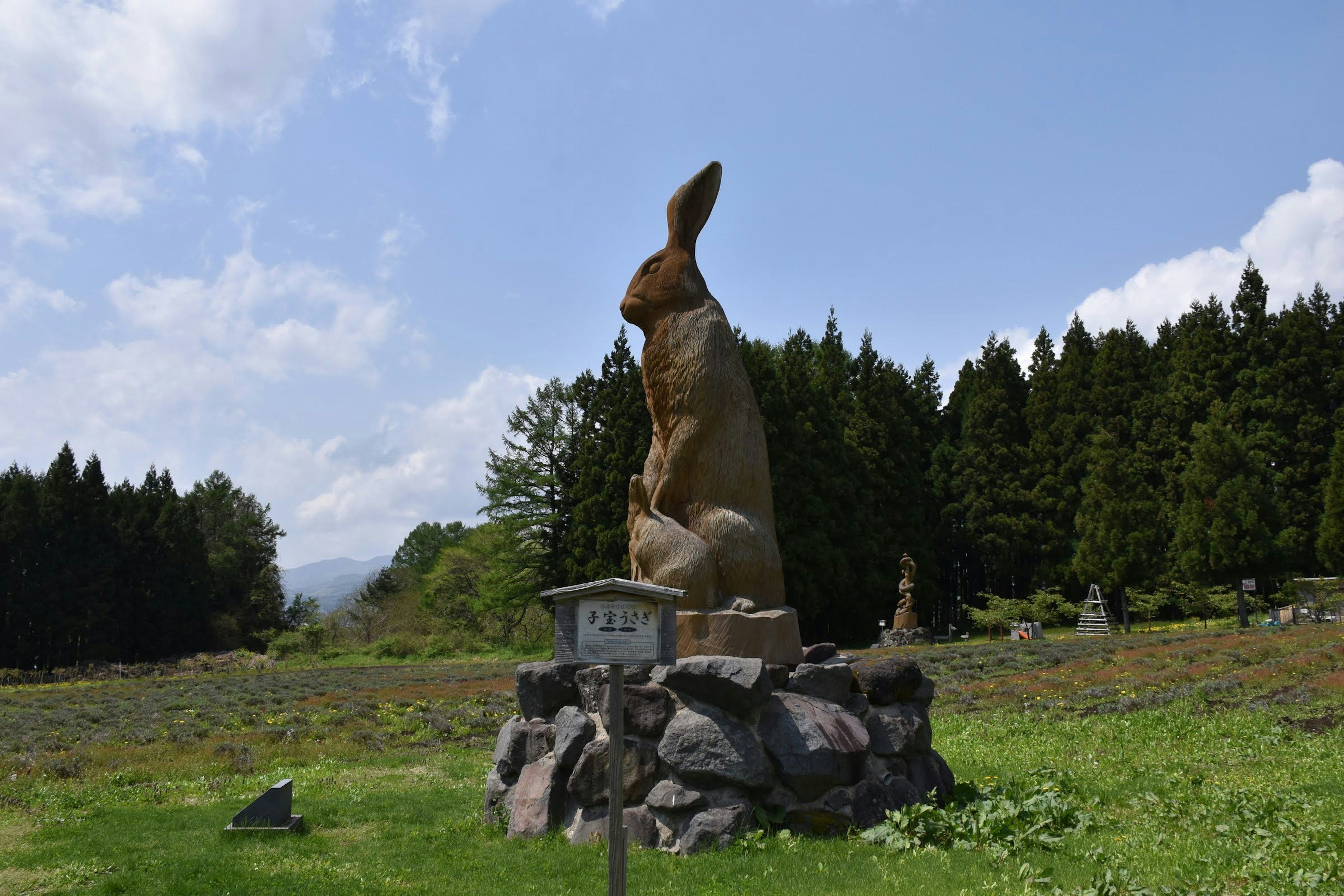 Grande scultura di coniglio in un paesaggio scenico