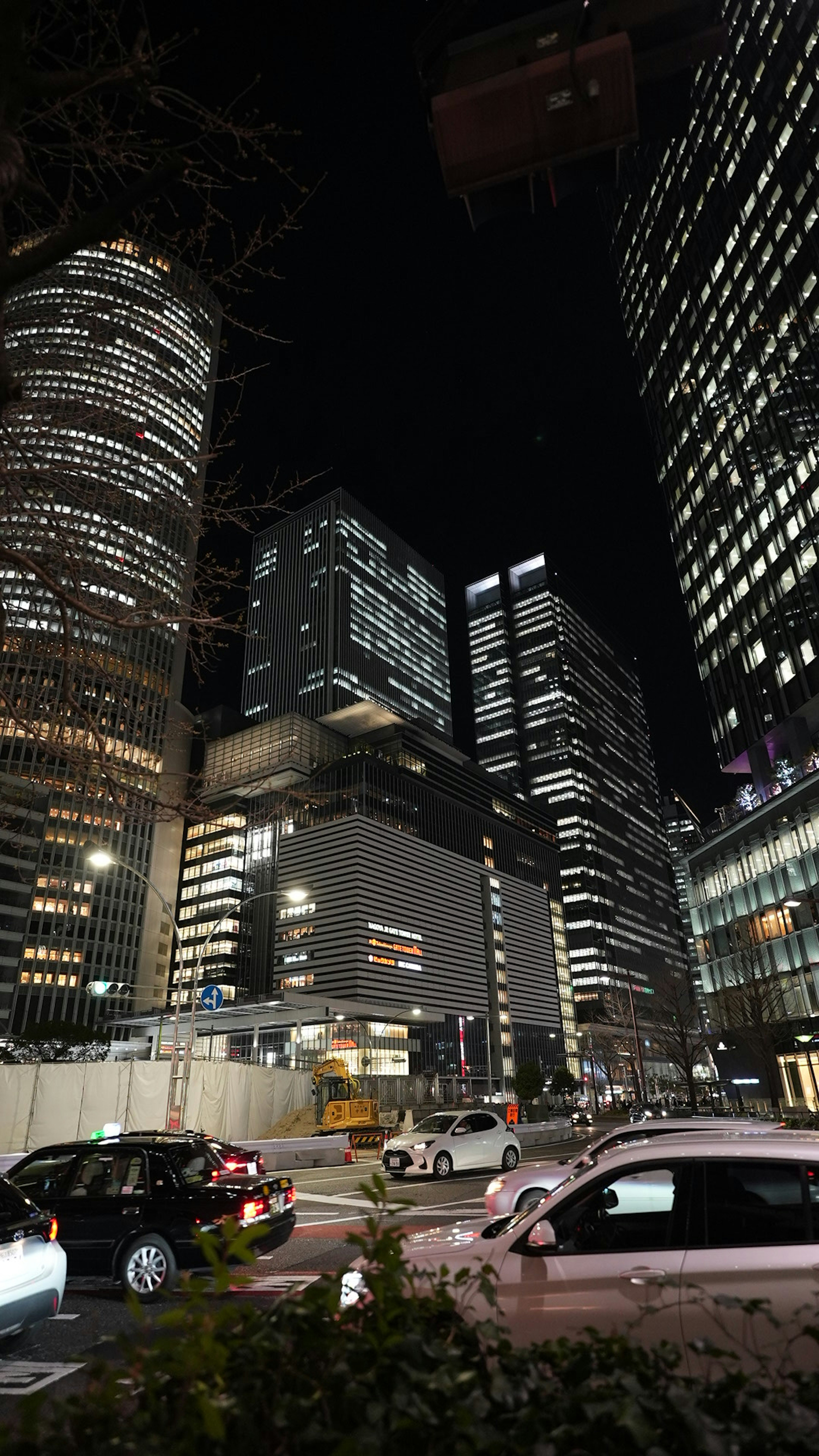 夜景城市风光 高楼大厦与车灯