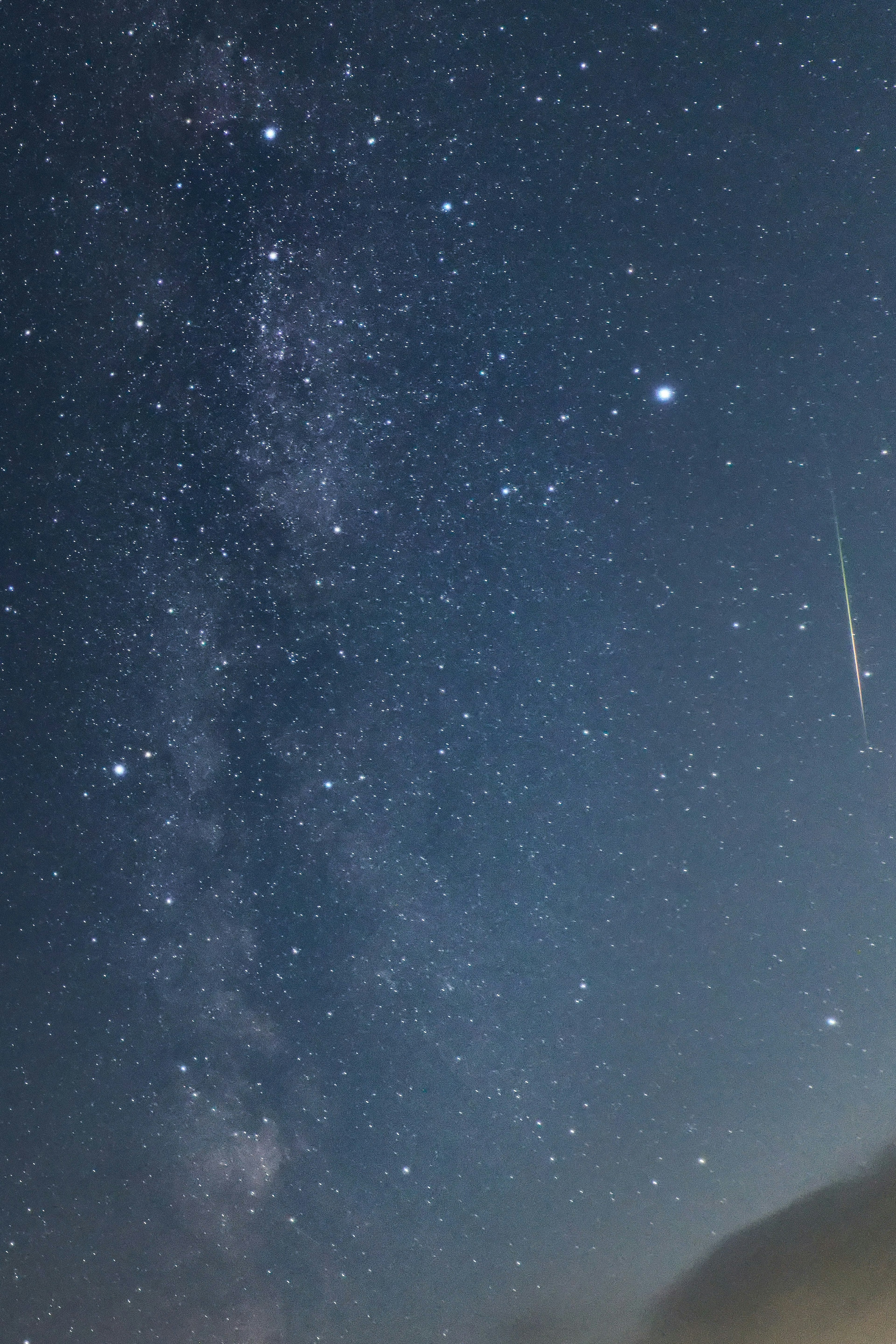 Bellissimo cielo notturno con stelle e una stella cadente