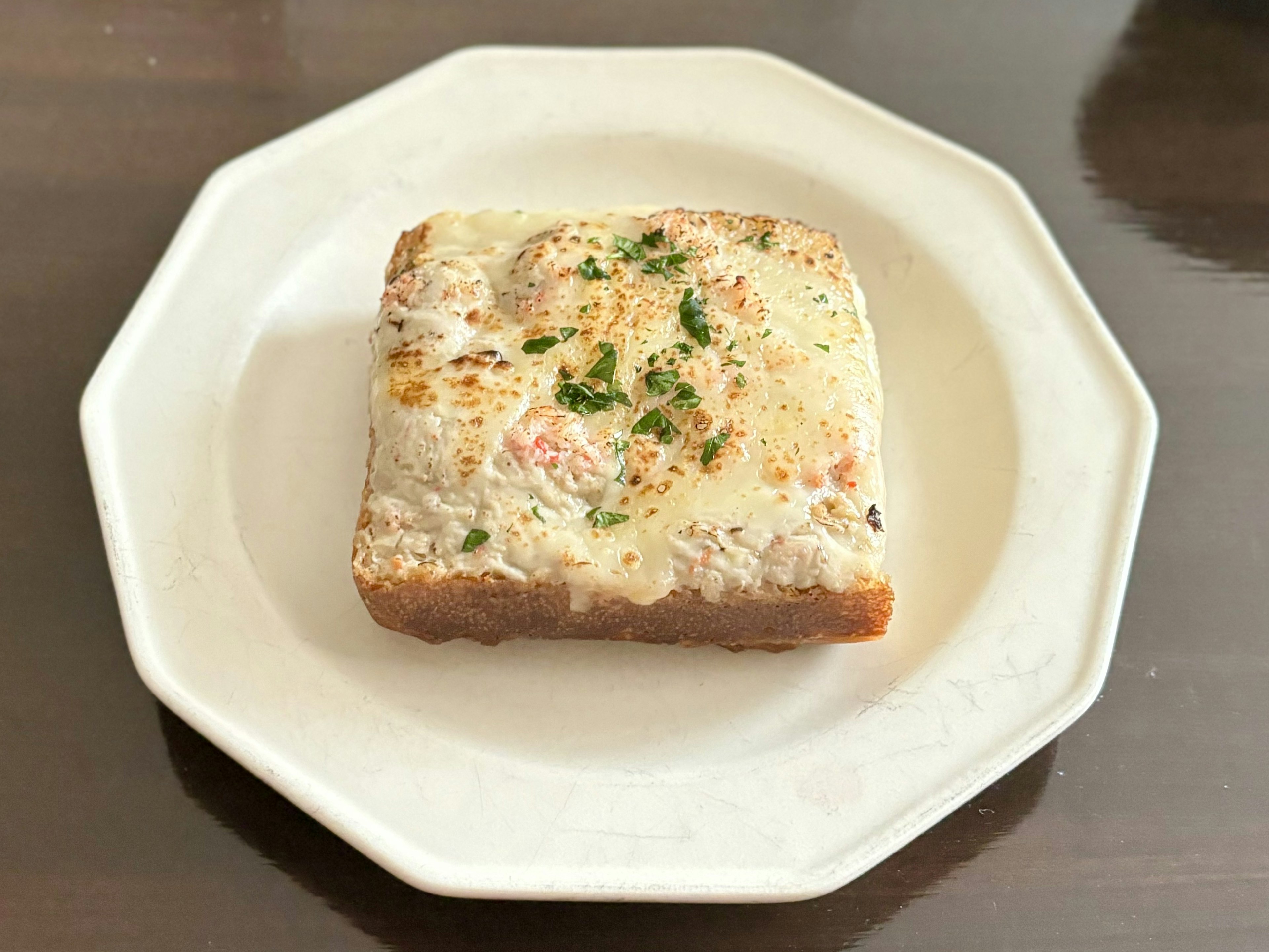 Getoastetes Brot mit Käse und Kräutern