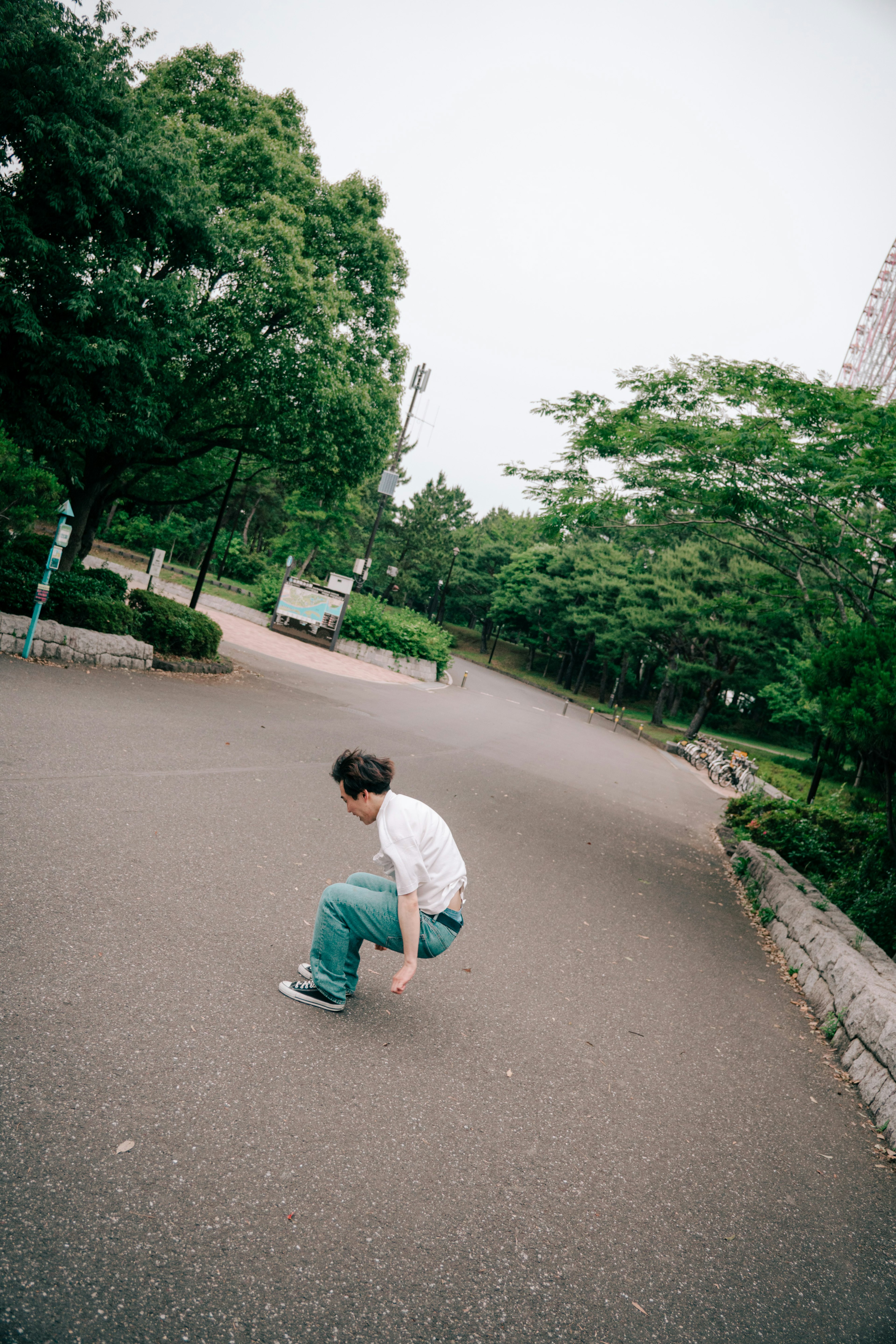 Un giovane che fa skateboard in un parco