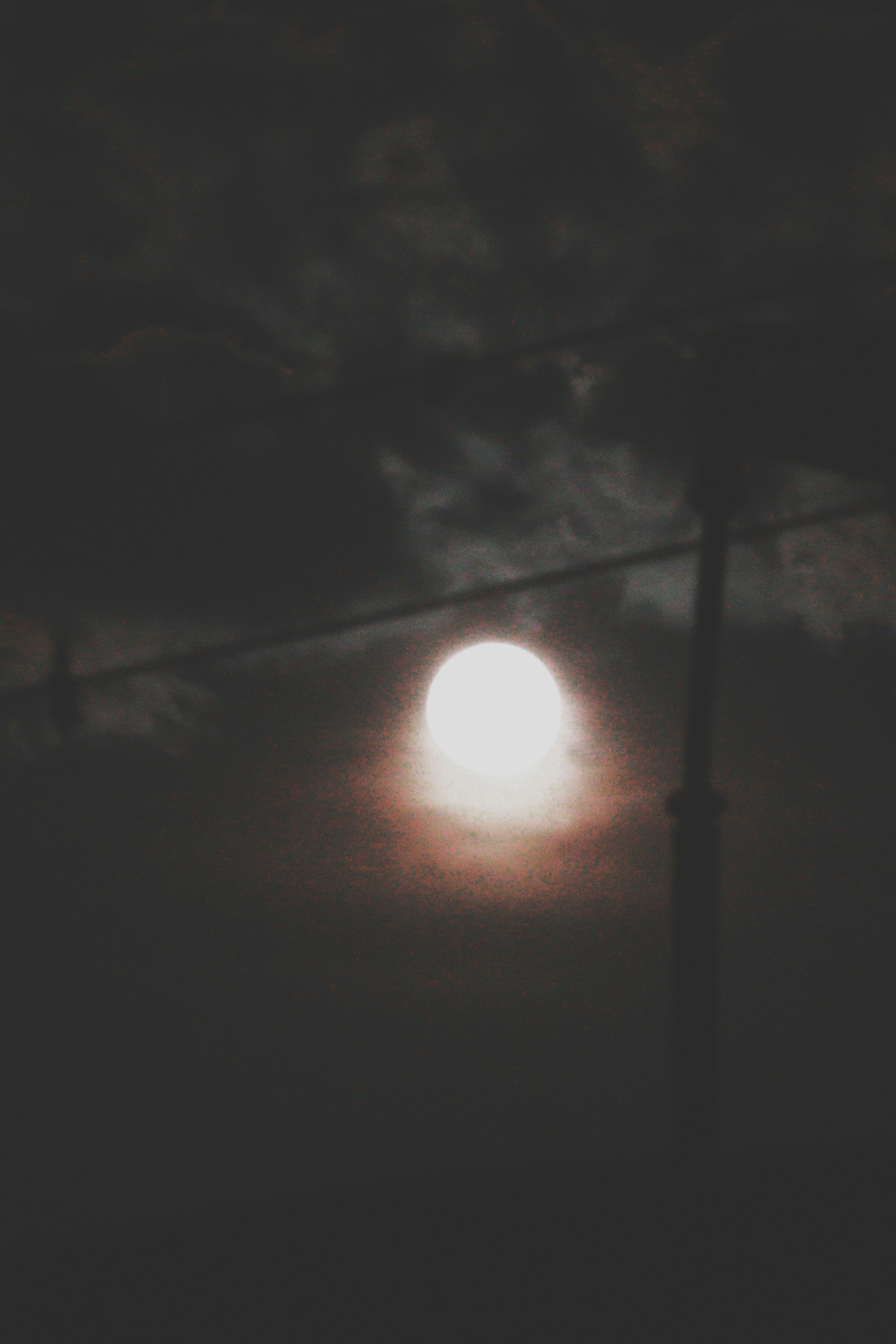 Luna brillante en el cielo nocturno rodeada de nubes