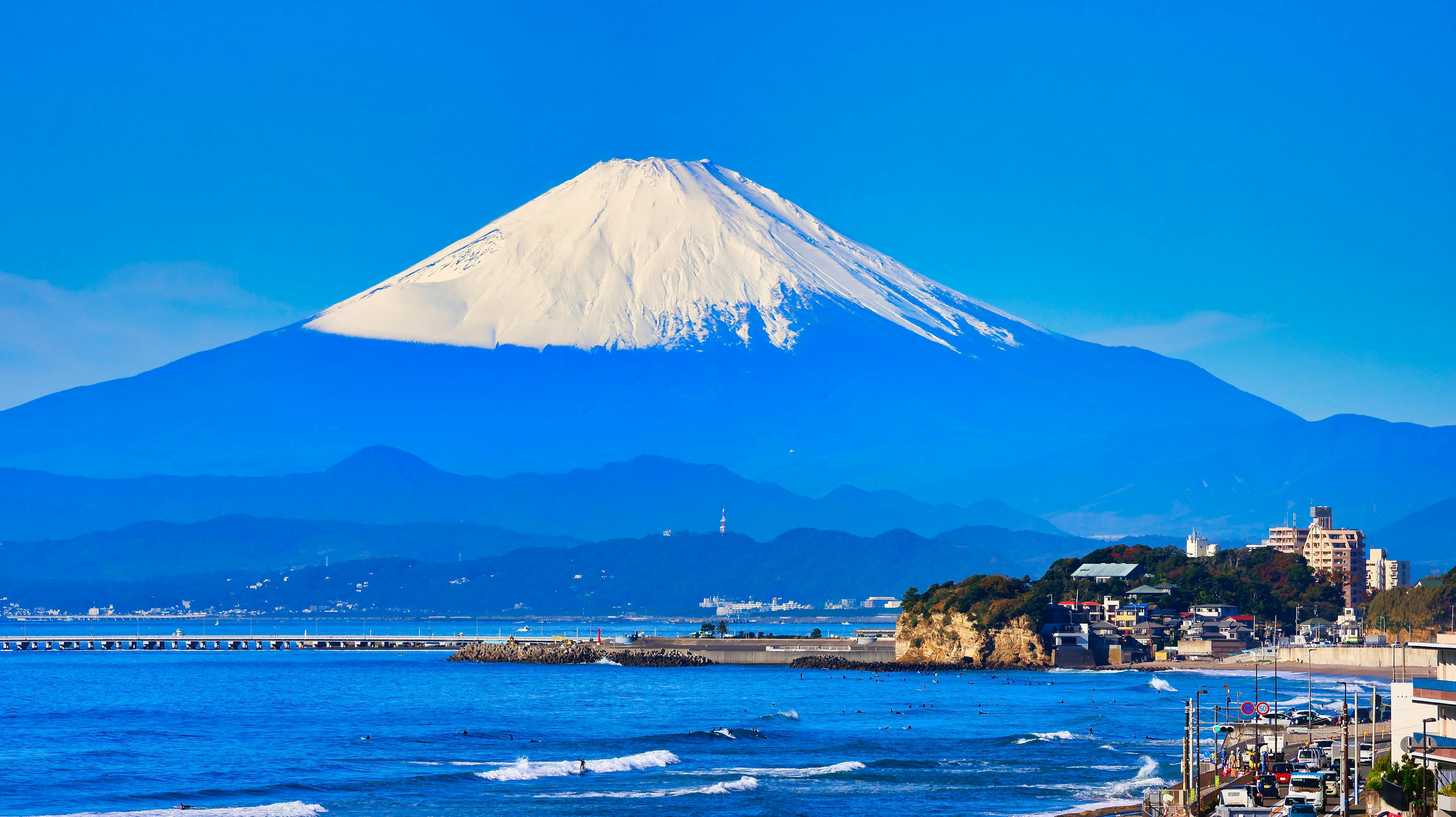 富士山的美麗景色，背景是清澈的藍天和海洋