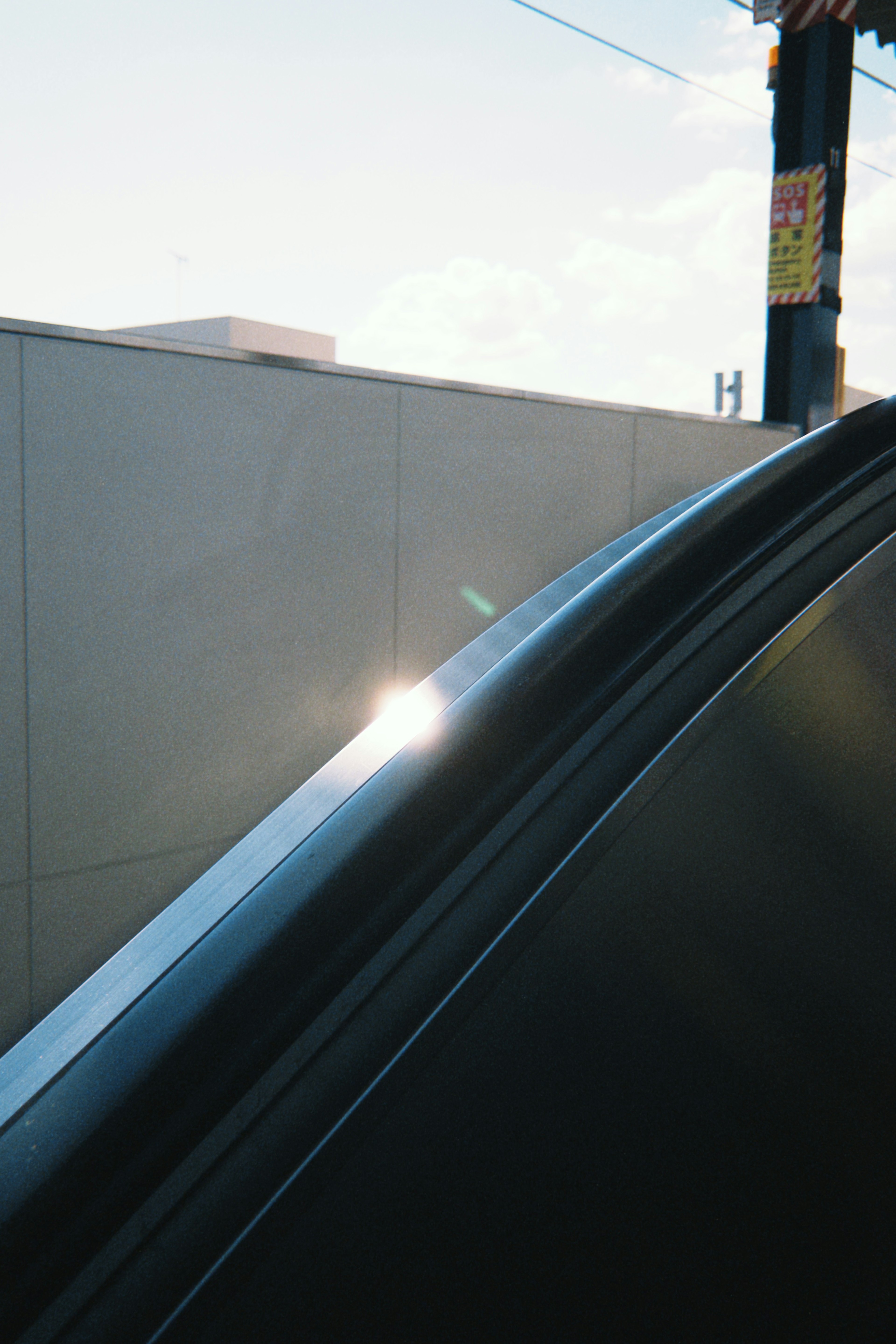 Foto che cattura il bordo di un finestrino di auto con luce riflessa