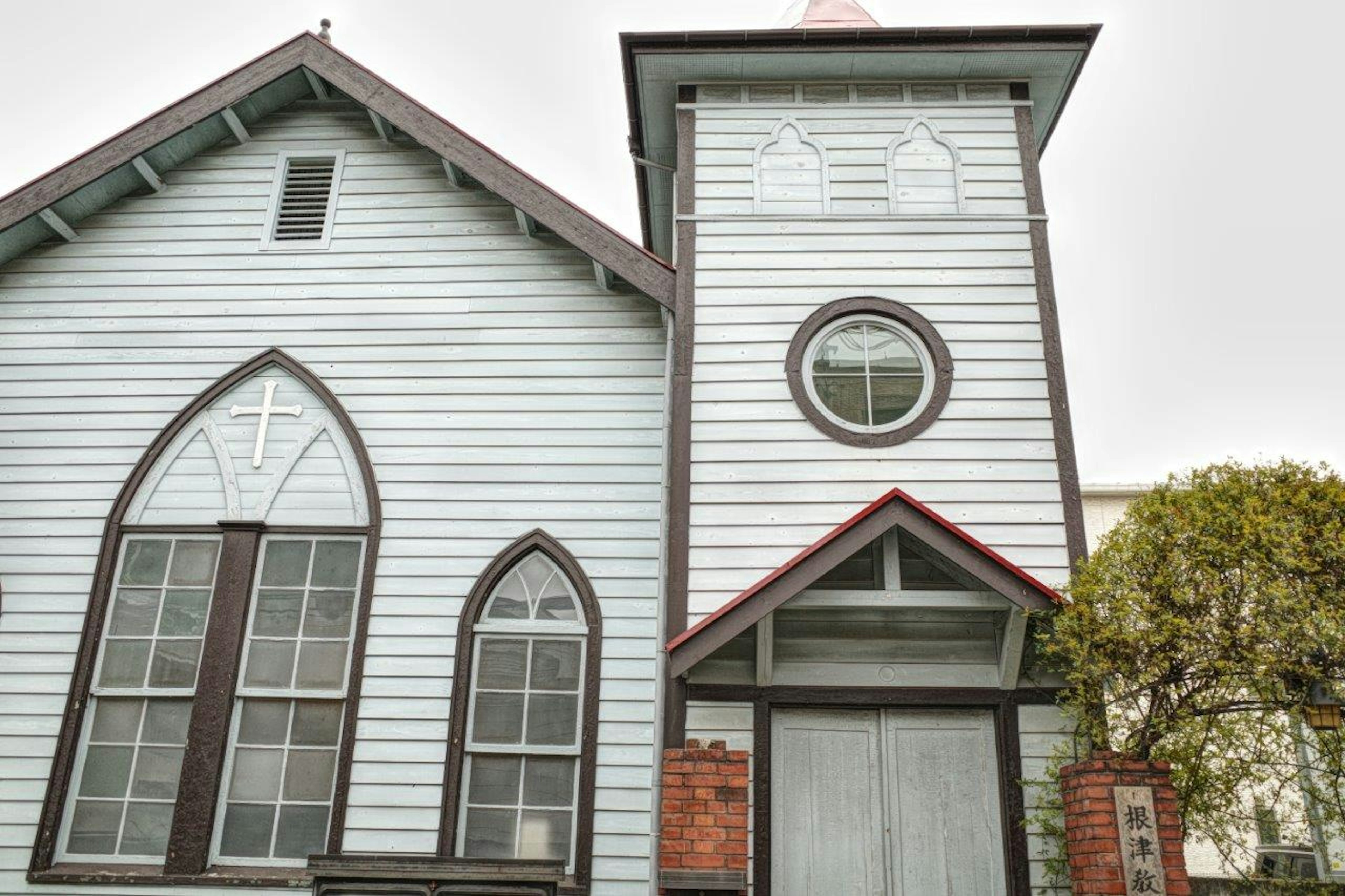 Eksterior gereja biru dengan menara dan jendela melengkung