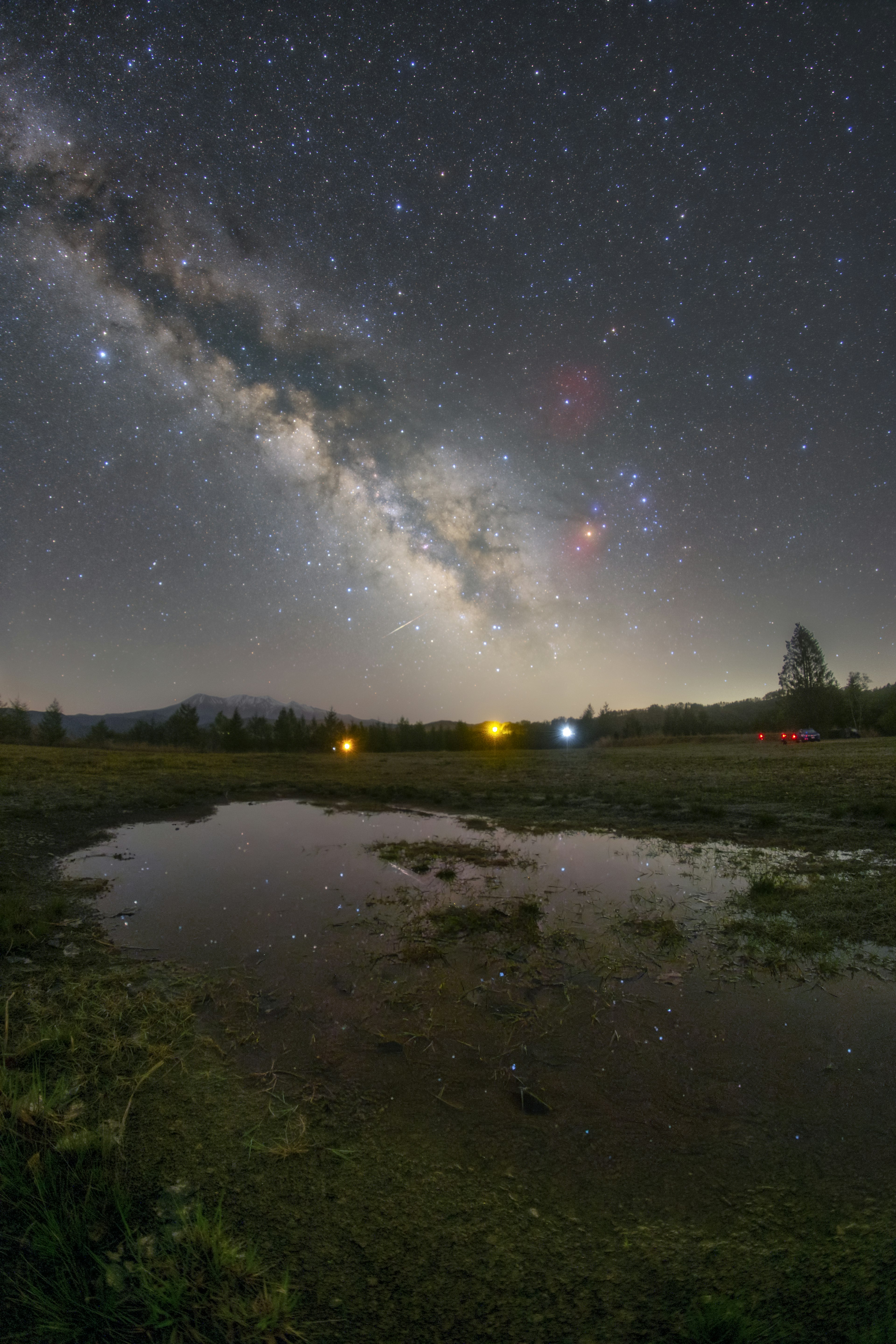 星空の下の水たまりと銀河の壮大な景色