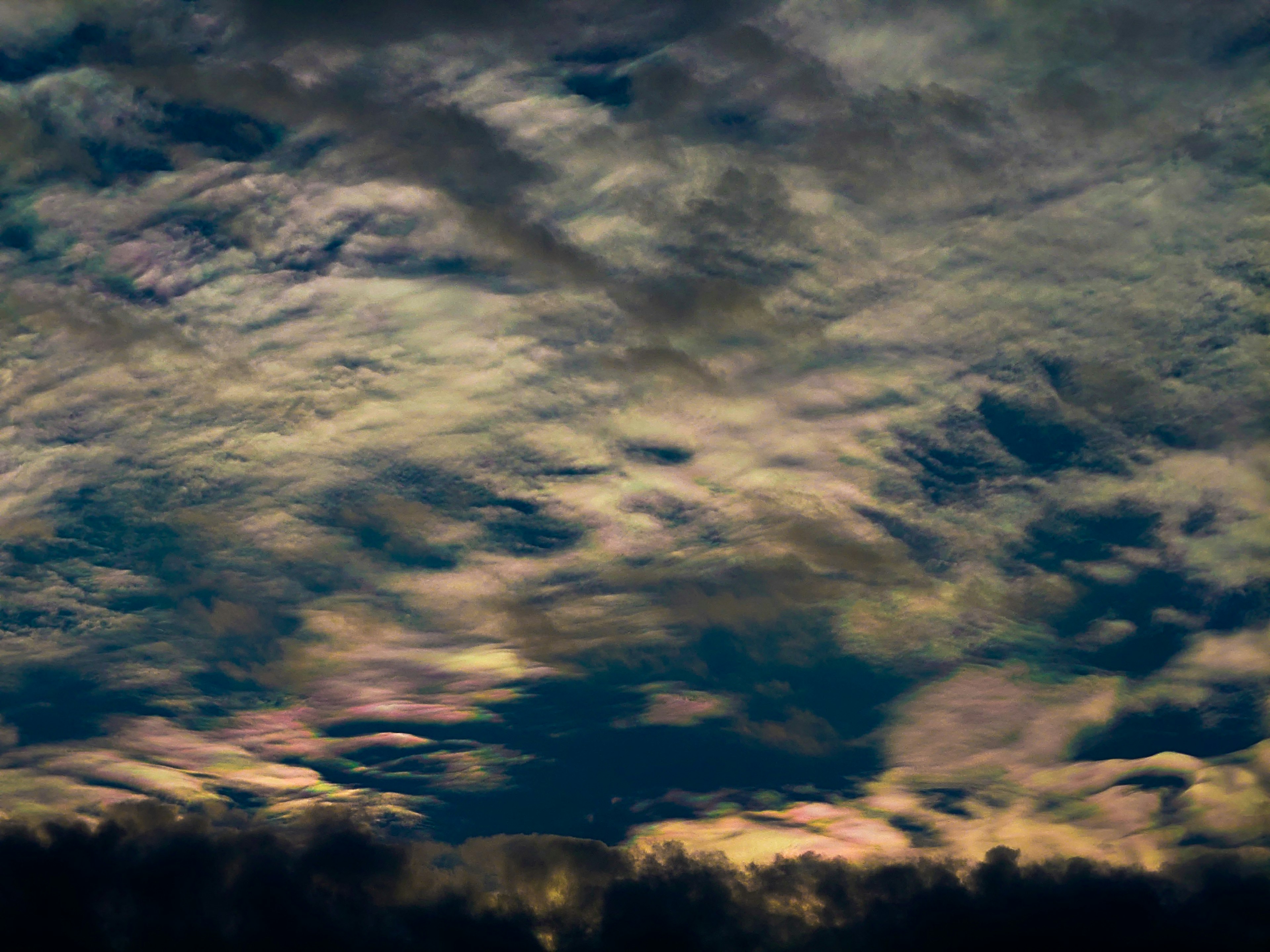 Bunte Wolken breiten sich über den Nachthimmel aus