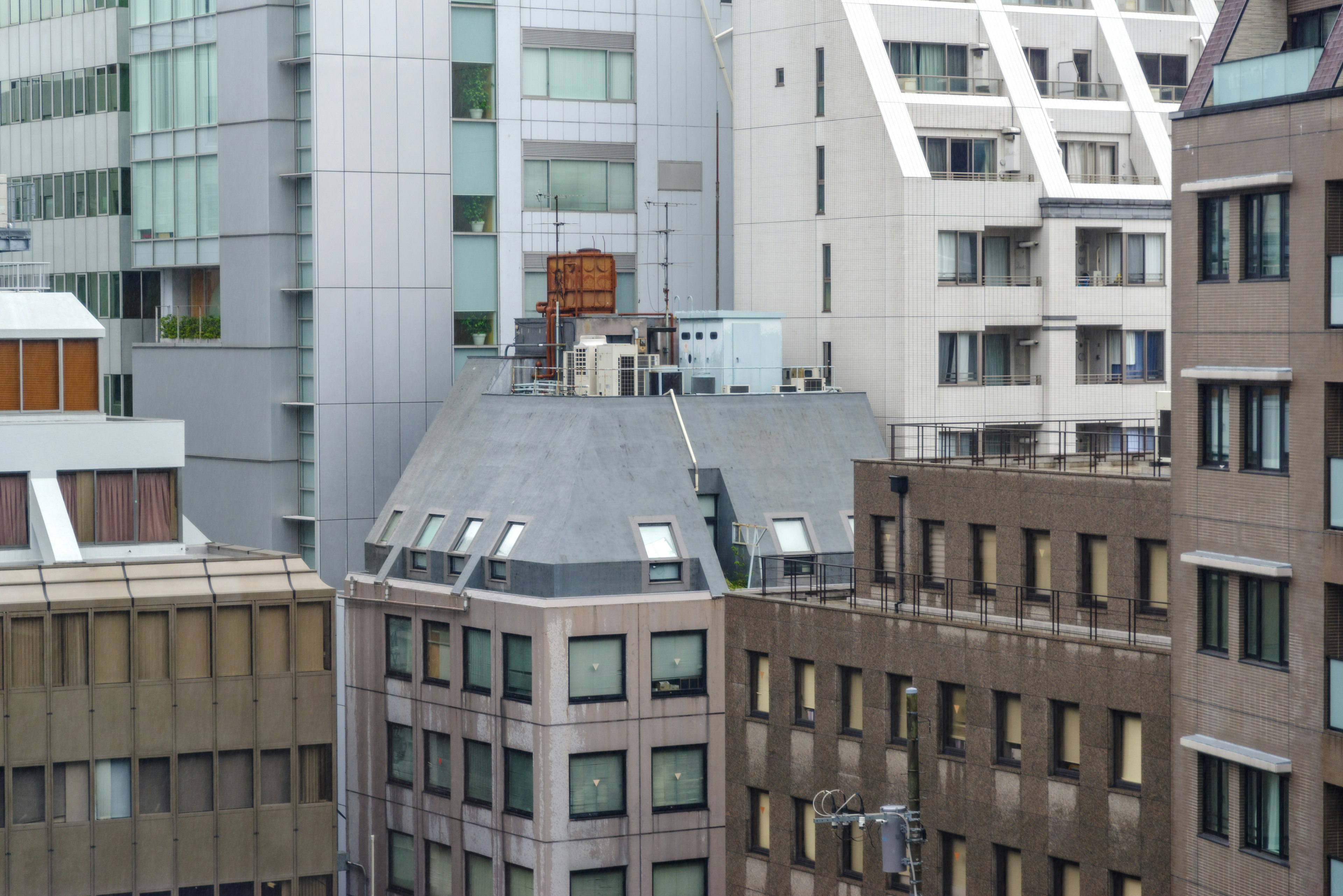 Städtische Szene mit einer Ansammlung von Gebäuden mit einzigartigen Dachformen und Fensteranordnungen