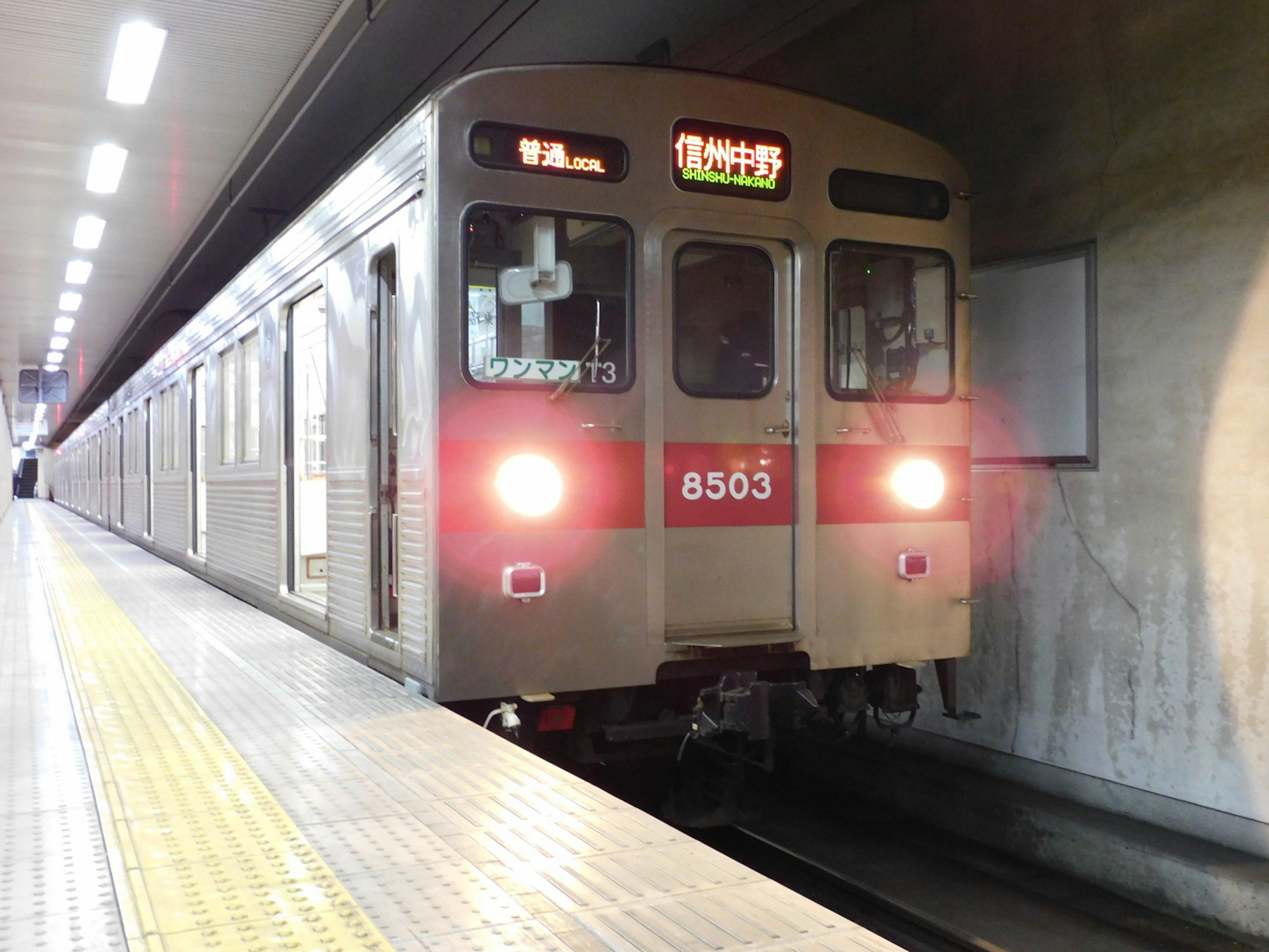 Treno numero 8503 in una stazione della metropolitana