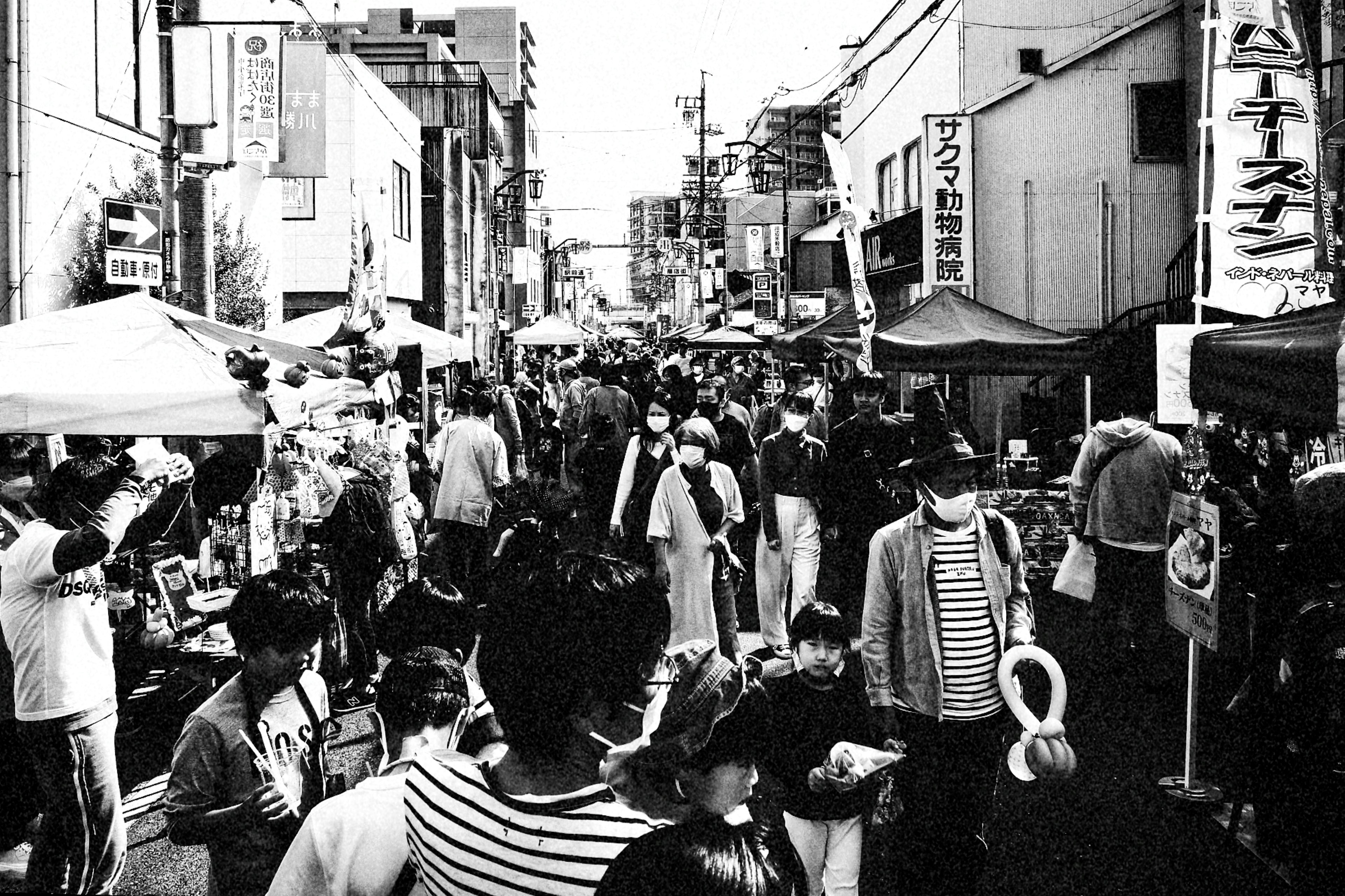 Calle de mercado concurrida con multitudes