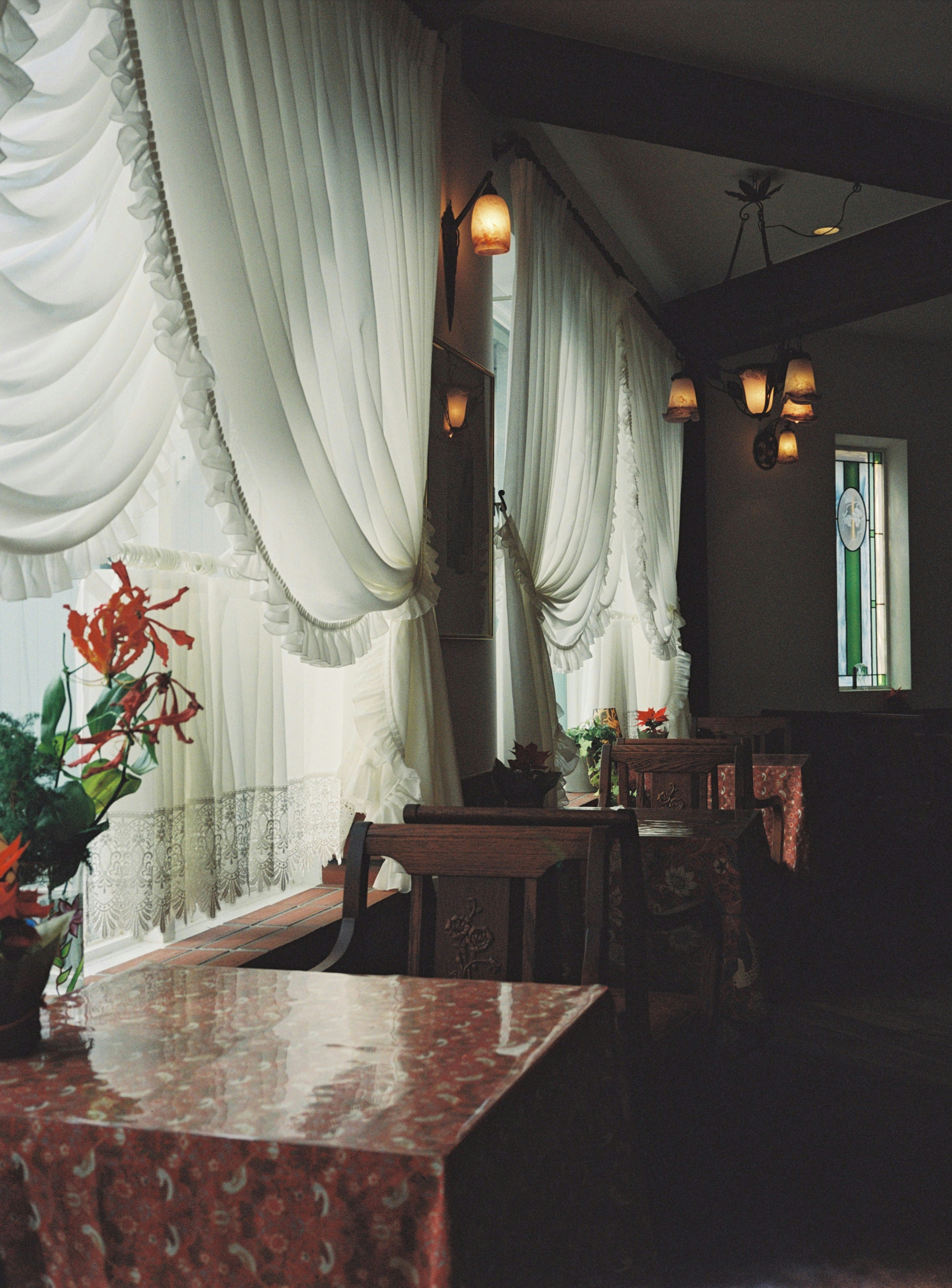 Interior de café acogedor con mesa de mármol y cortinas elegantes