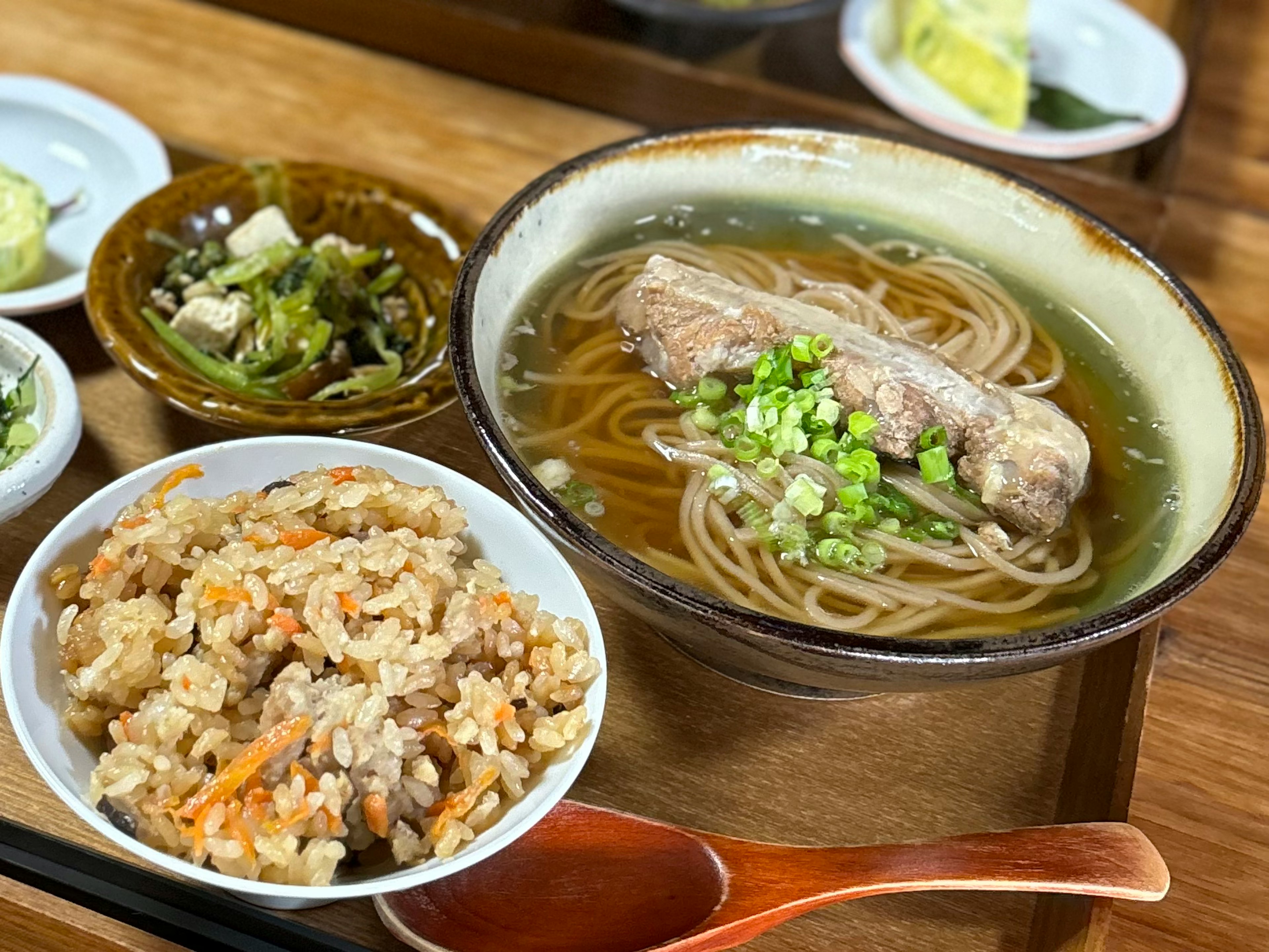 Leckere Portion Soba-Nudeln mit Brühe und gemischtem Reis