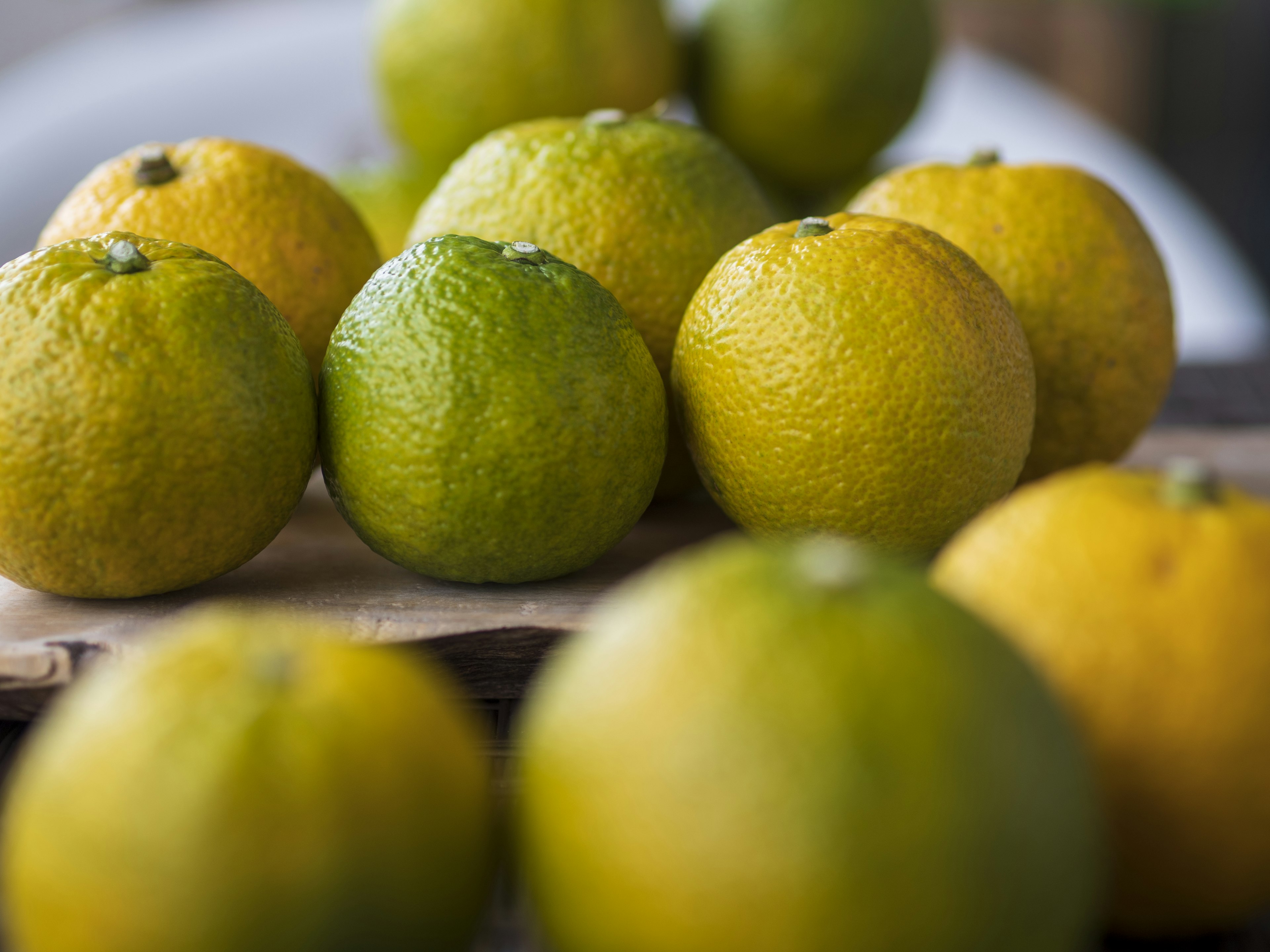 Un affichage vibrant de fruits d'agrumes jaunes et verts disposés artistiquement