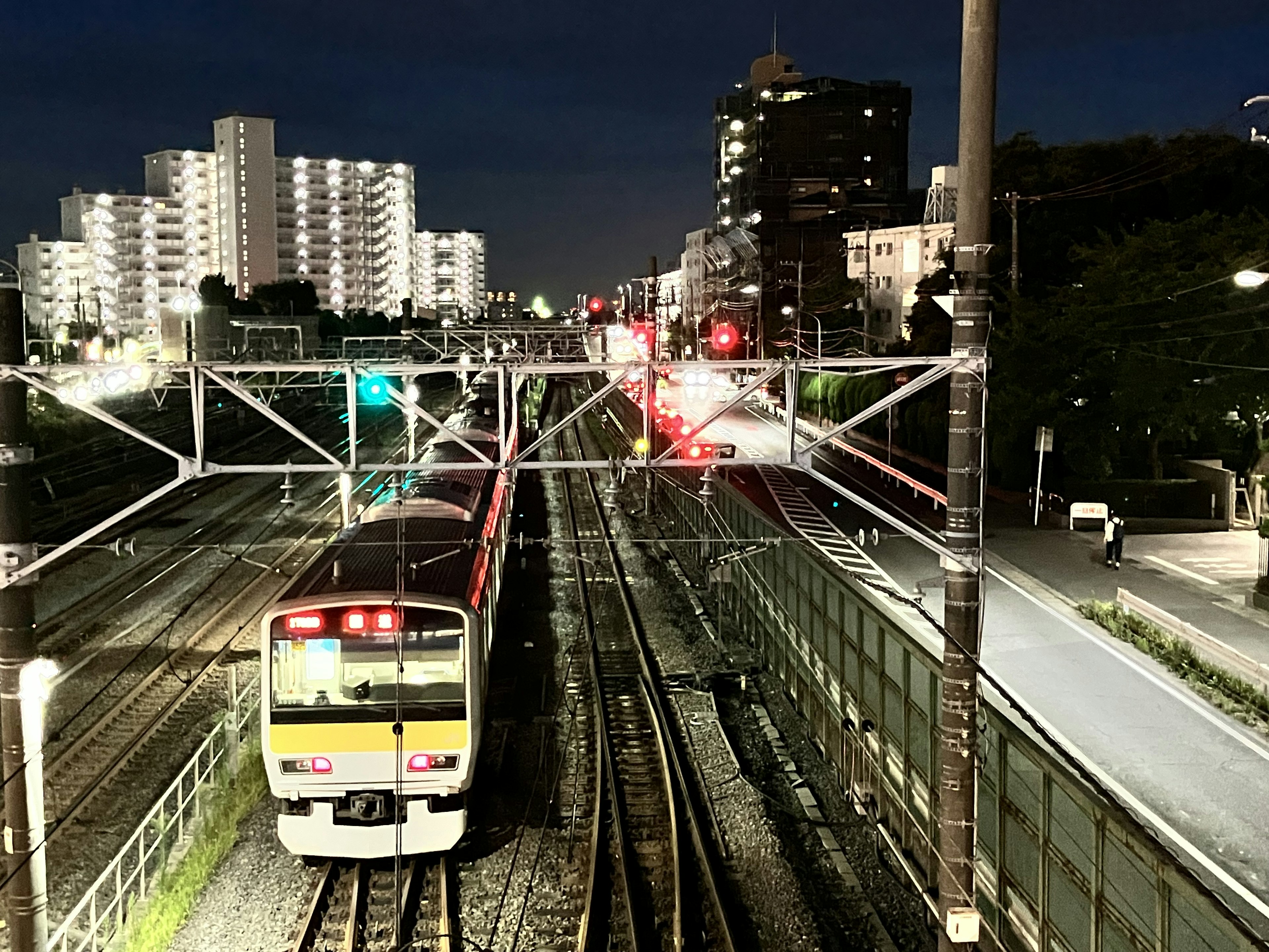 夜の街並みを走る電車と線路の風景