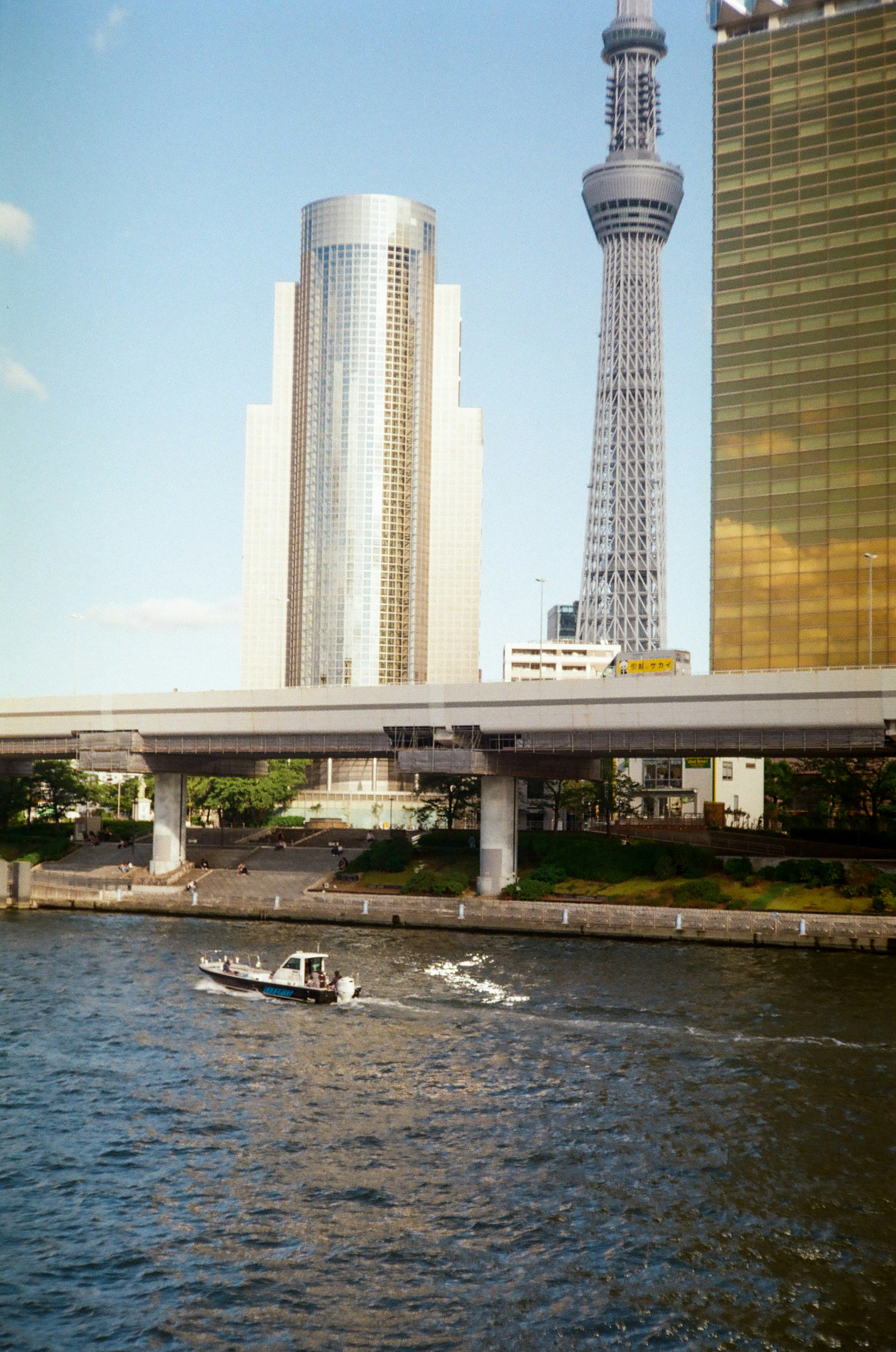 一幅城市風景，背景是隅田川上的船和東京晴空塔