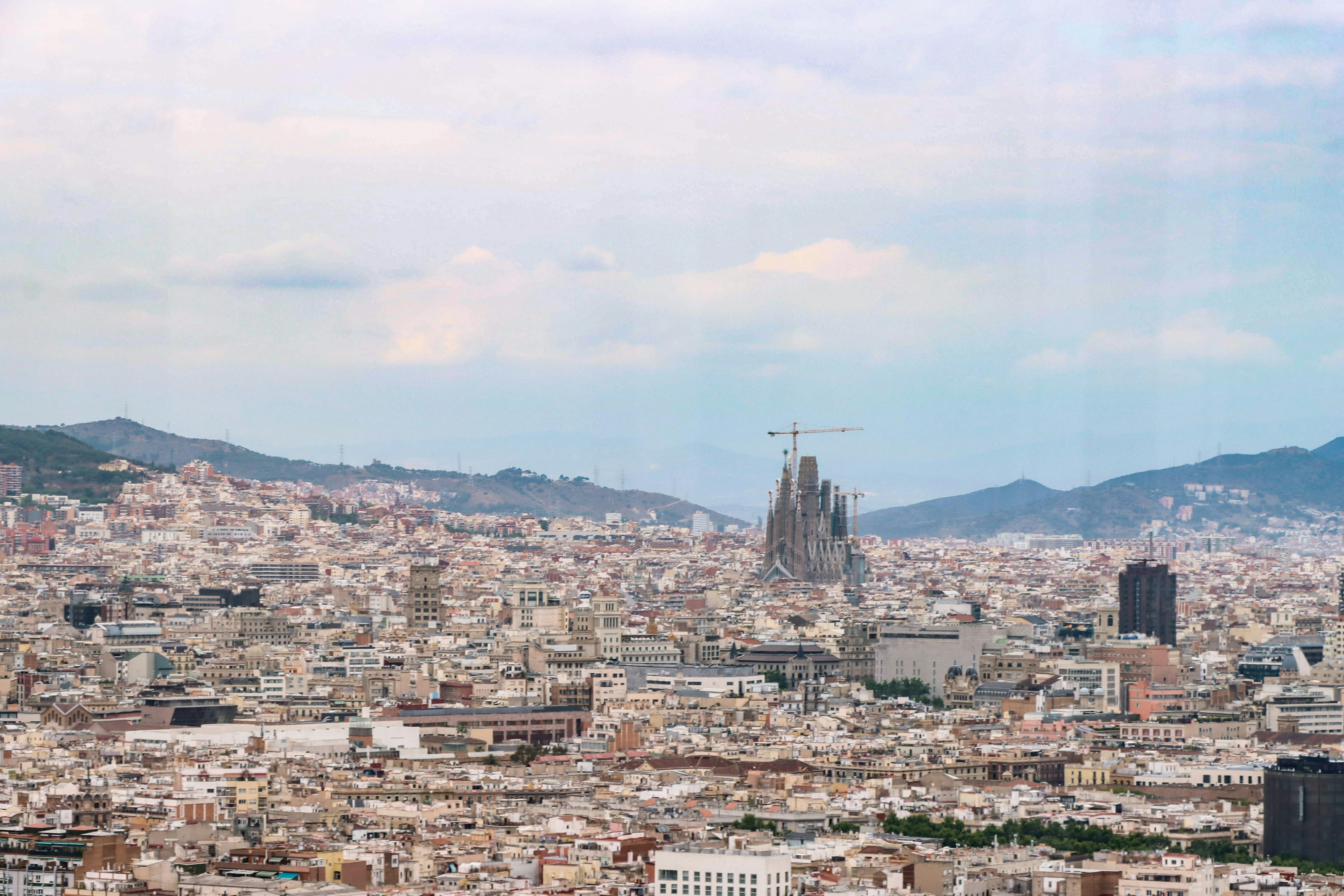 Paisaje urbano de Barcelona con la torre de la Sagrada Familia