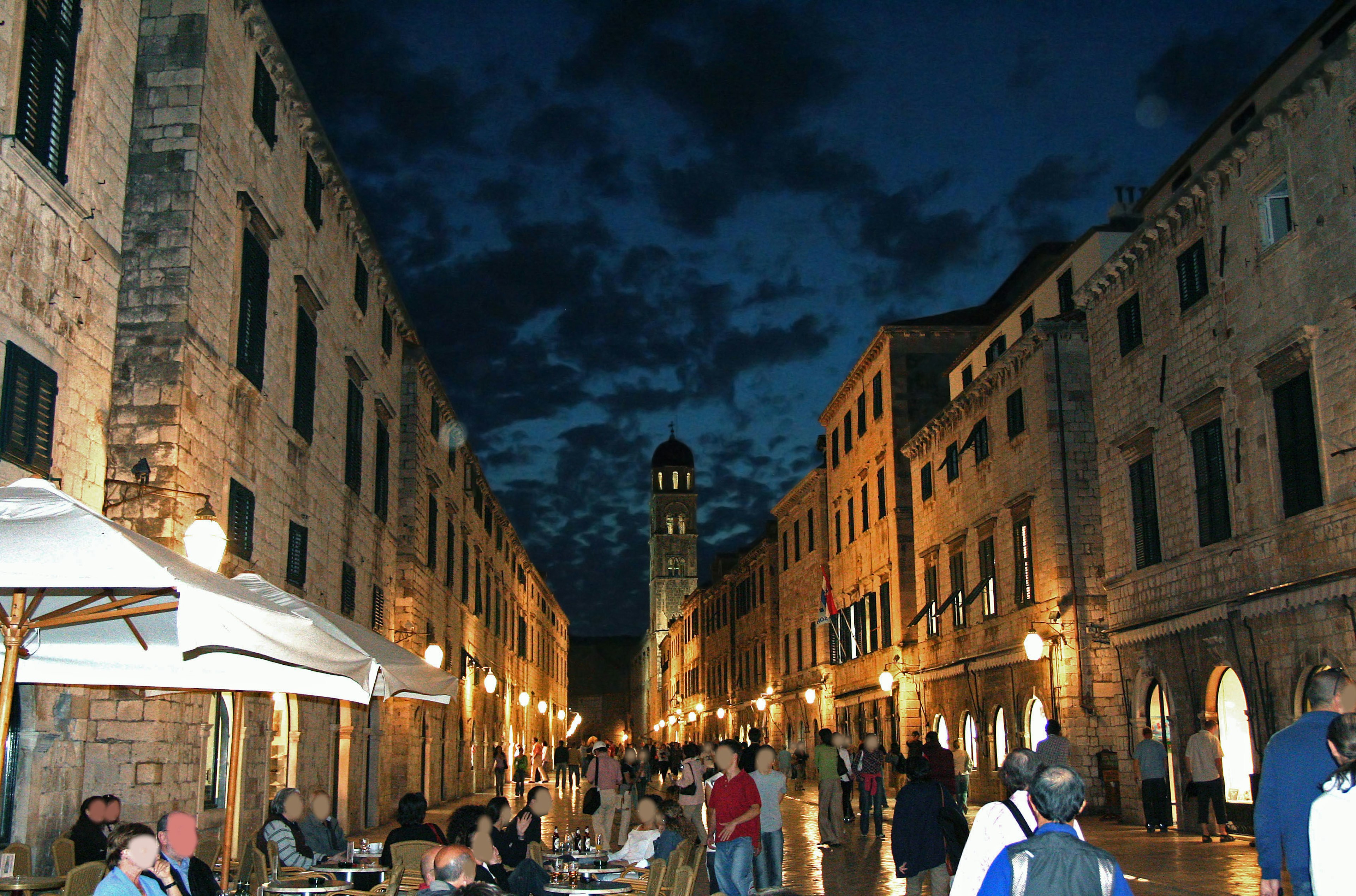 Belebte Straße in der Altstadt von Dubrovnik bei Nacht