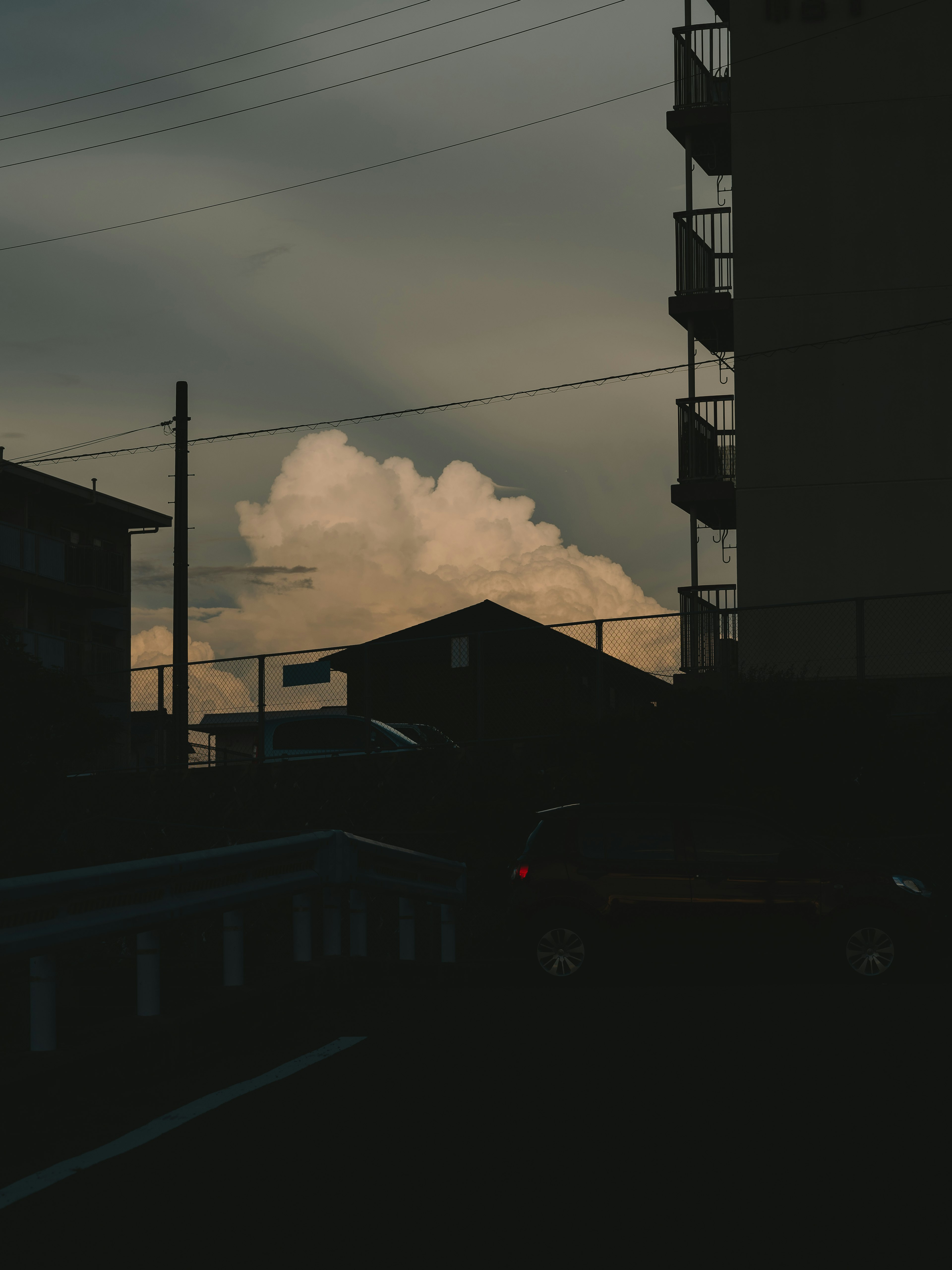 Silhouette de bâtiments contre un nuage au coucher du soleil