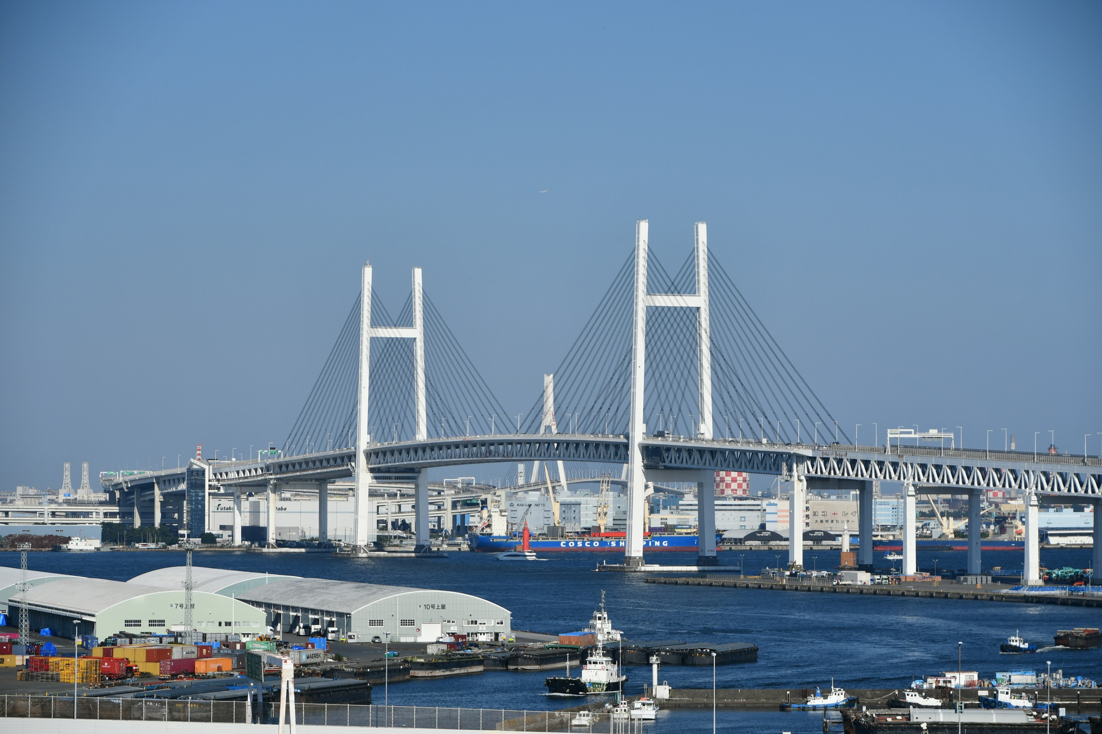 Vista panorámica del puente de la bahía de Yokohama con cielo azul