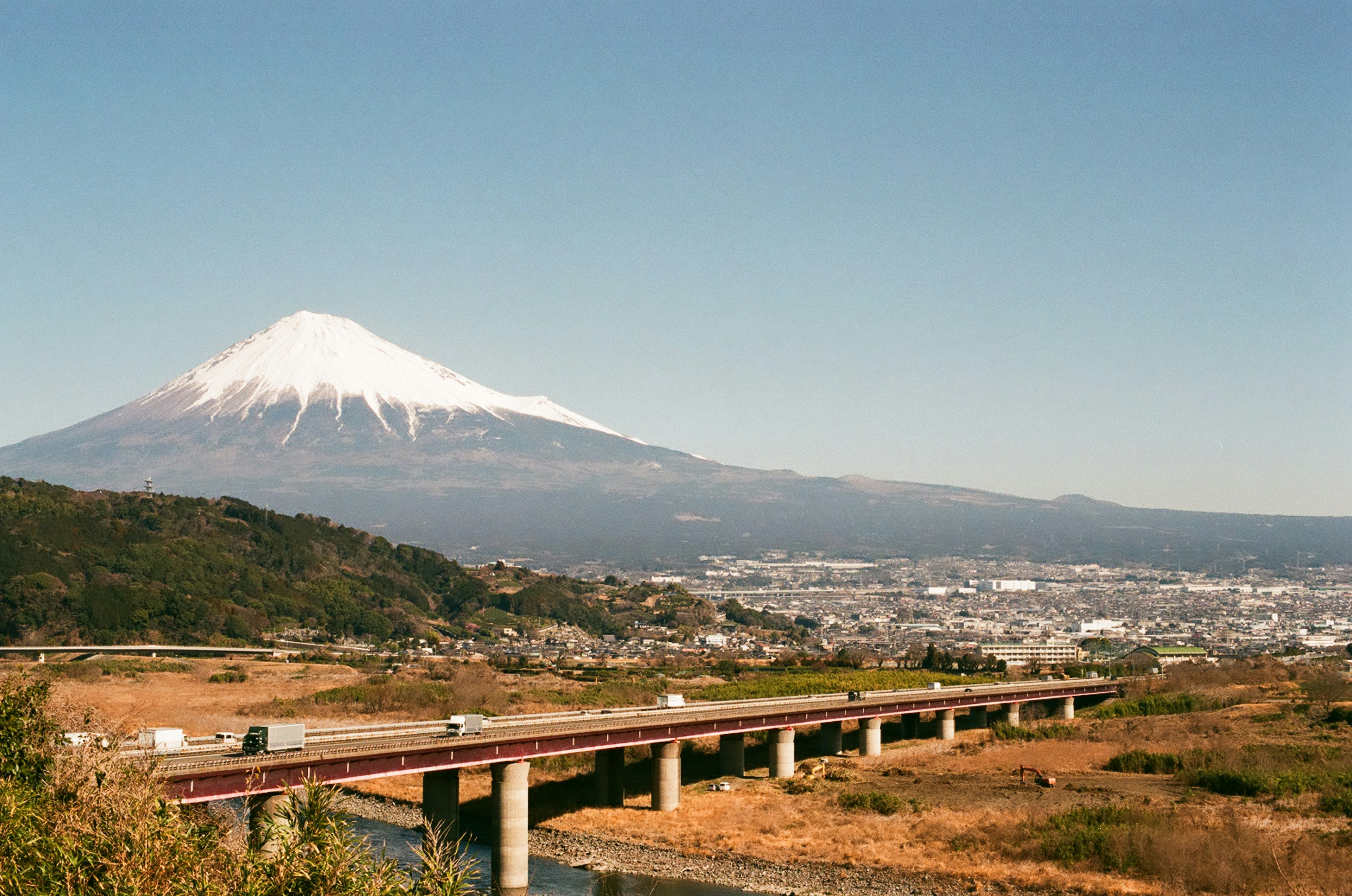 富士山と青空の風景にかかる橋と町