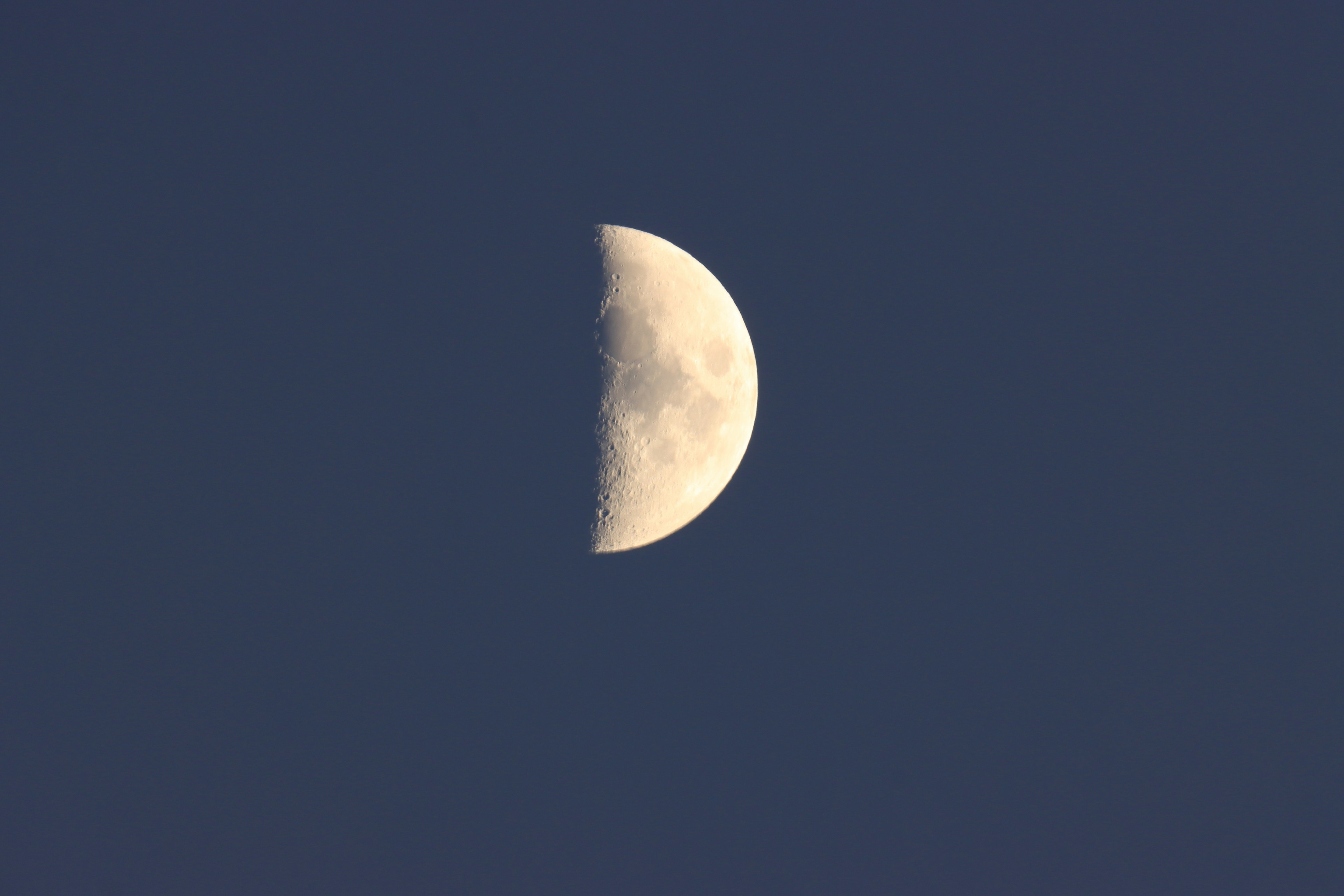 Bulan sabit yang indah di langit biru