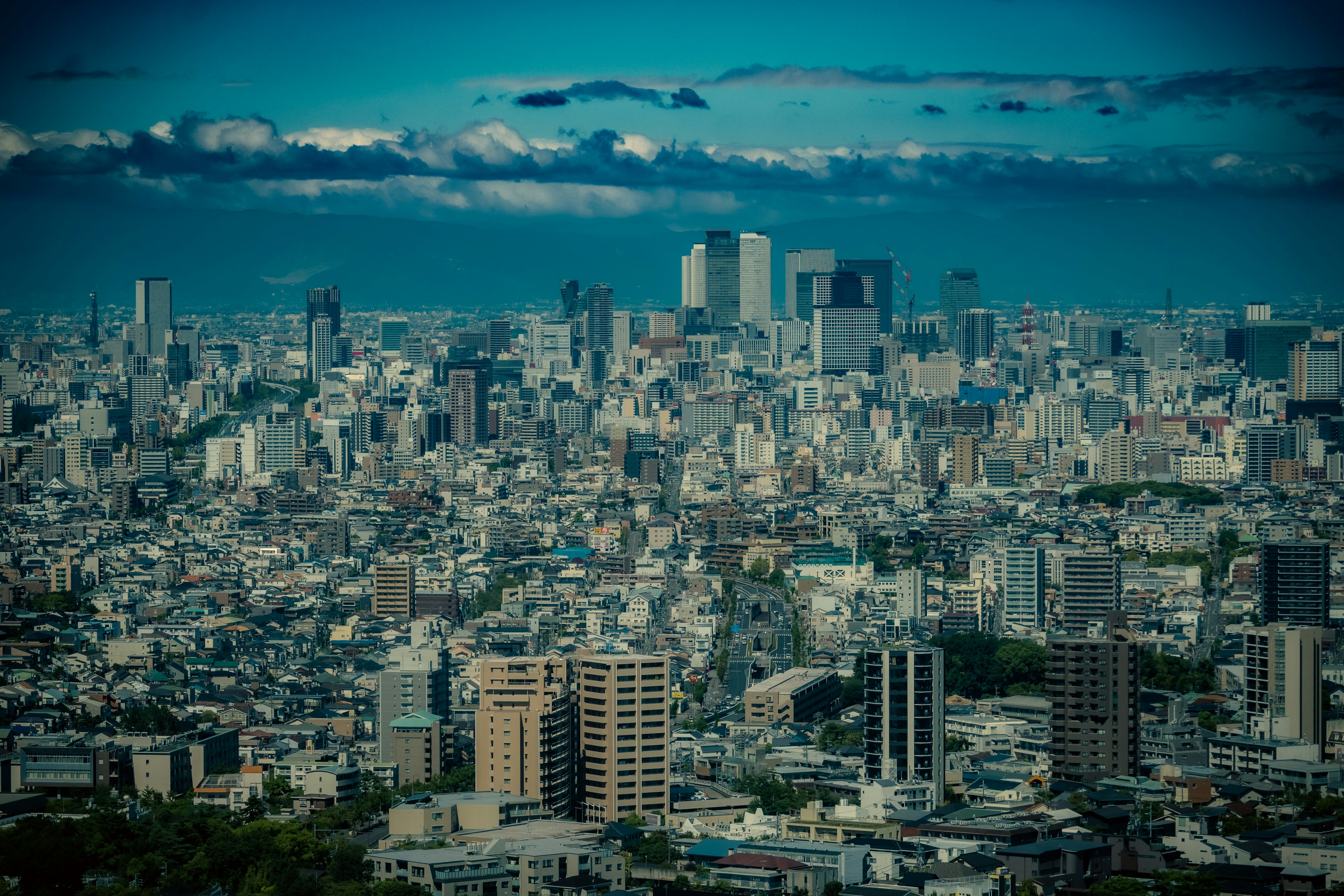 东京城市景观的广阔视野，包含摩天大楼和住宅楼的混合