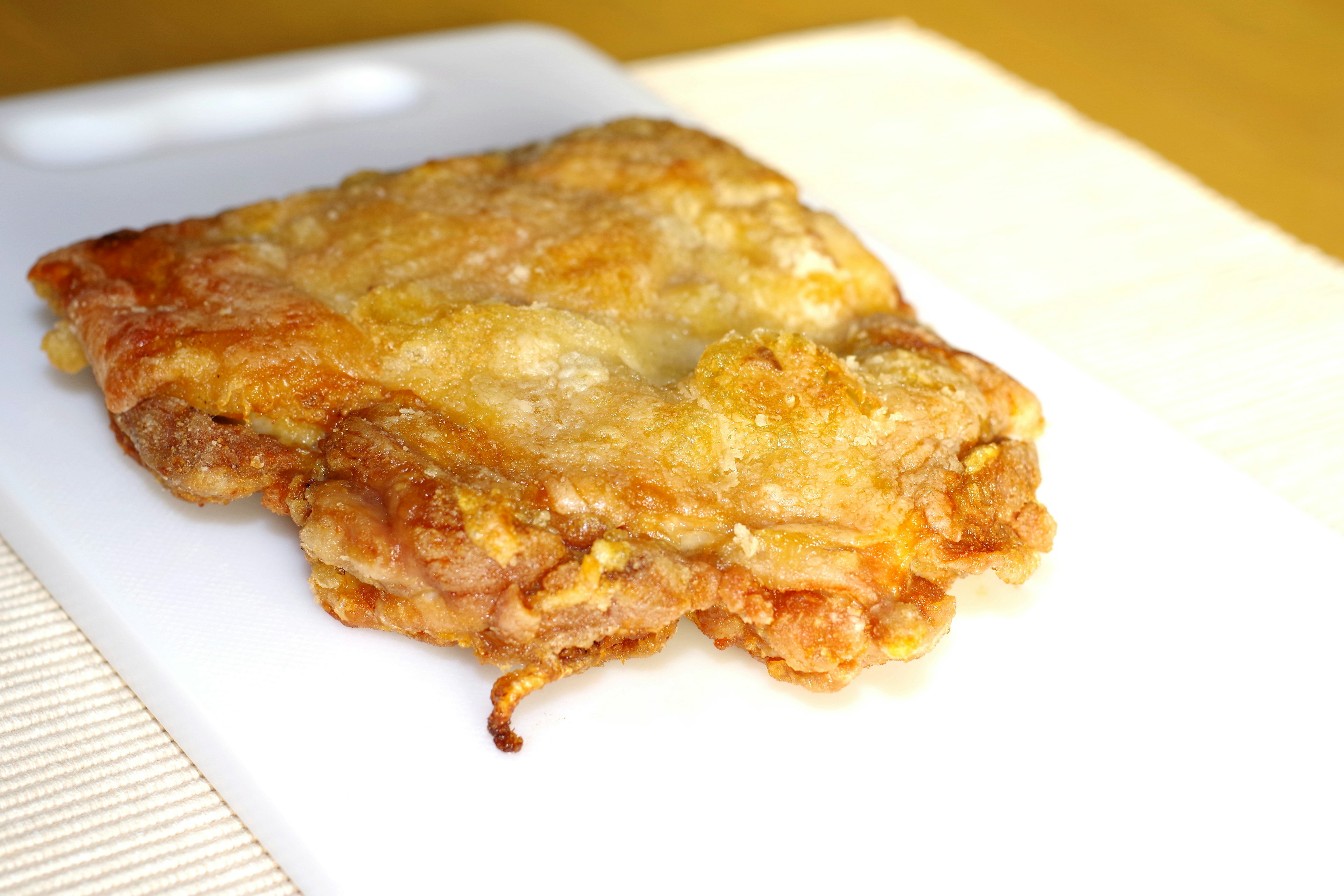 Knuspriges frittiertes Essen auf einem weißen Teller