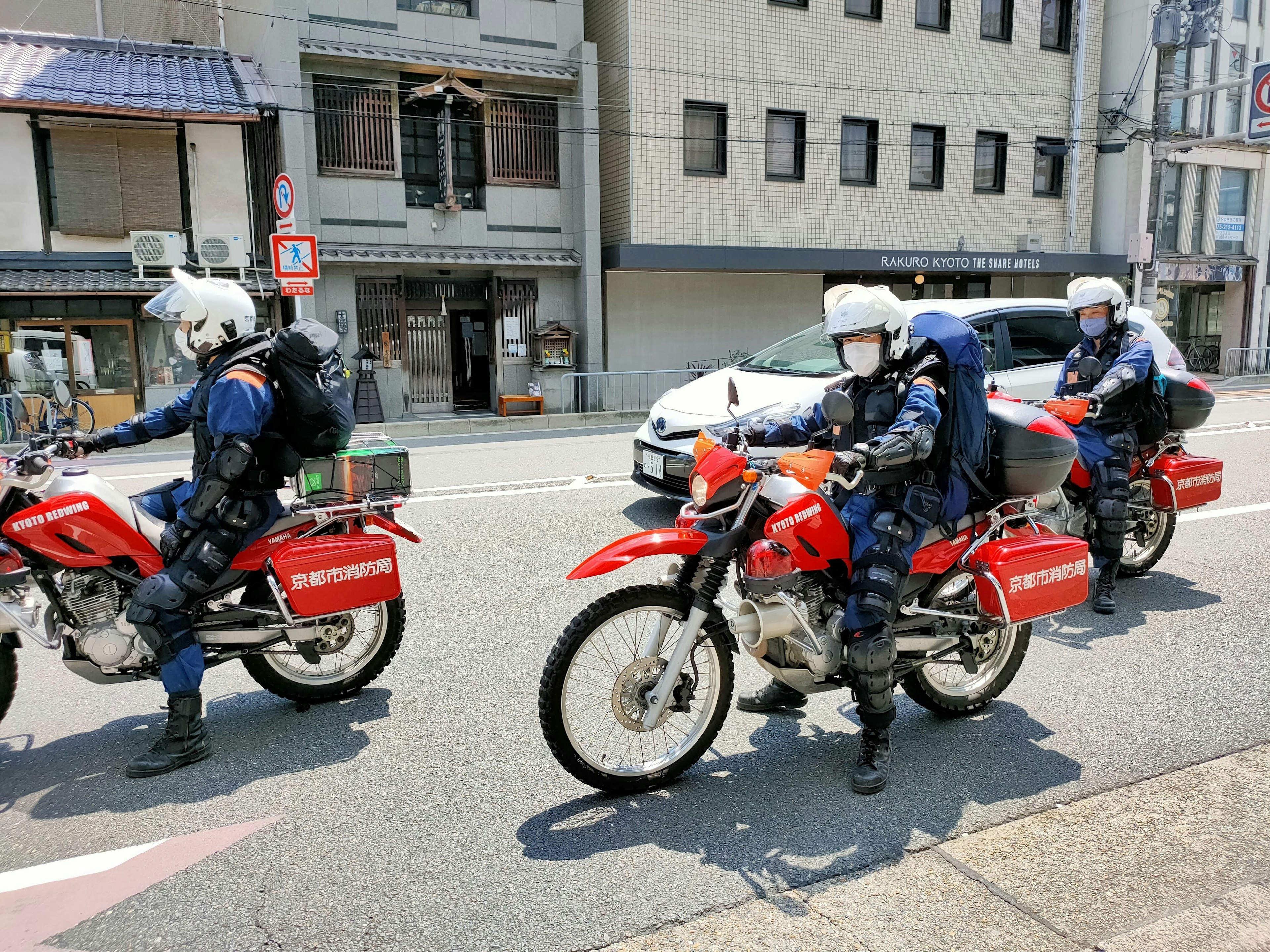 Policías montando motocicletas rojas en una calle de la ciudad