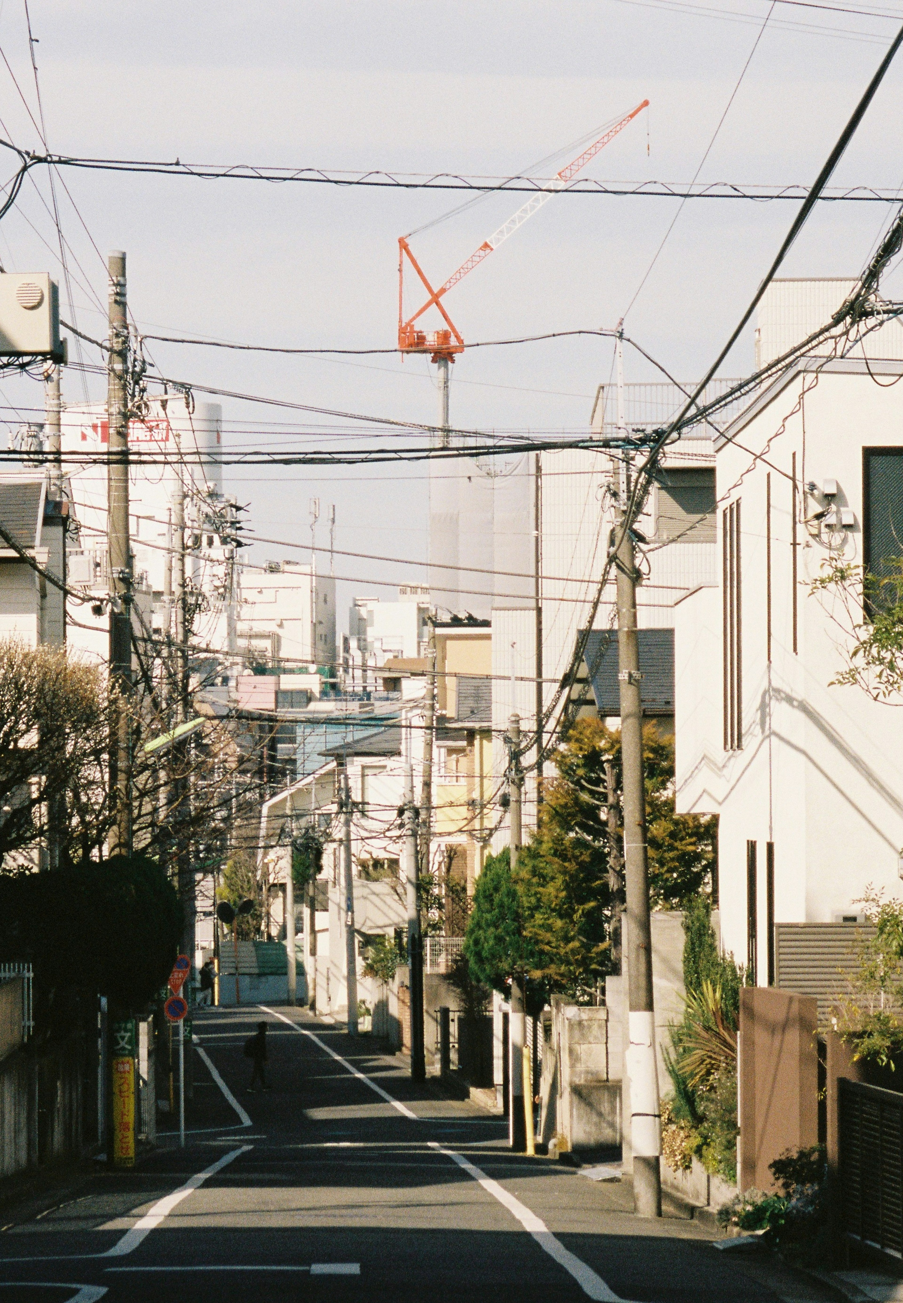 狭窄的街道，背景有白色建筑和起重机