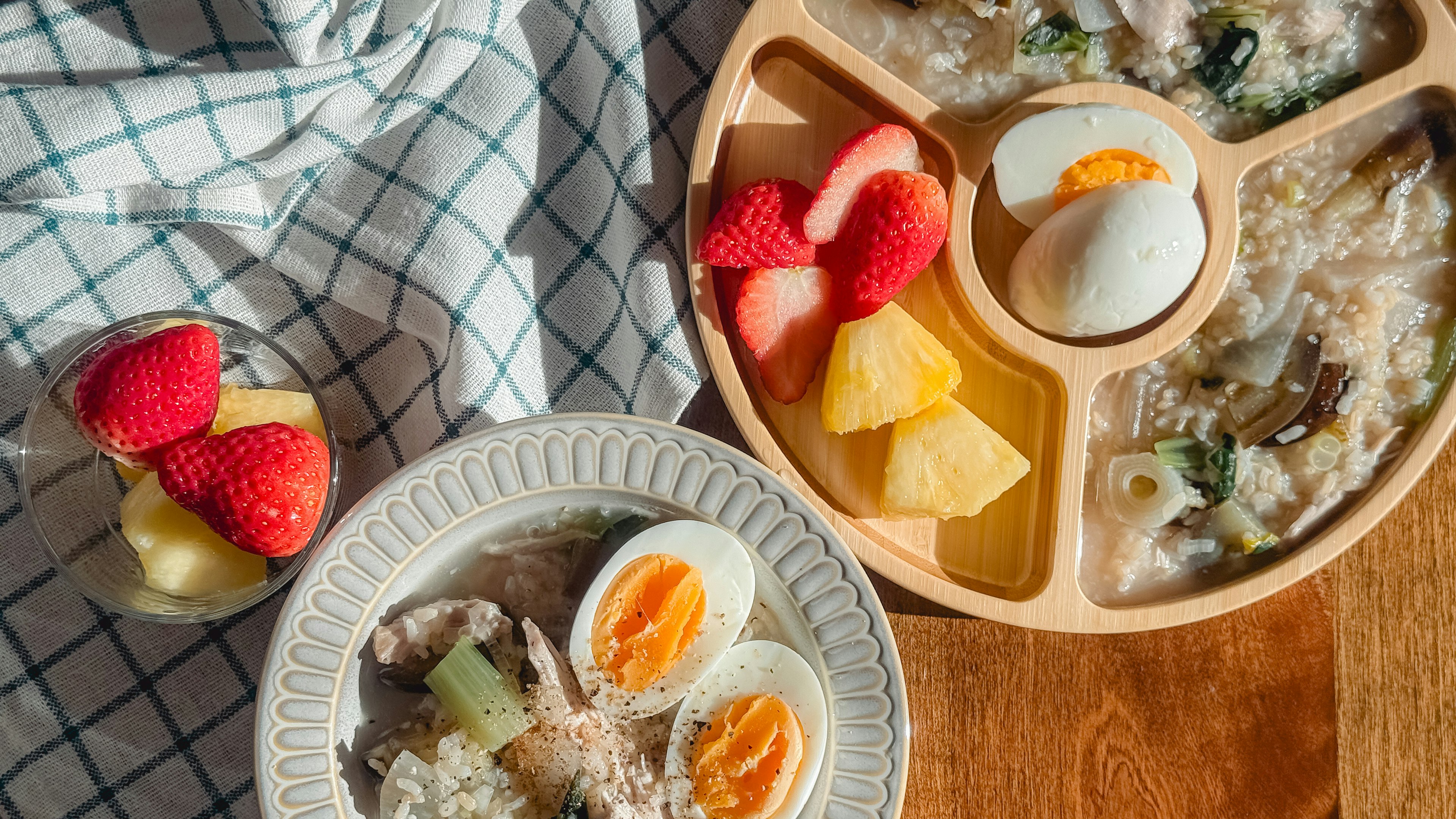 Leckeres Frühstücksgericht mit frischen Früchten und weichgekochten Eiern