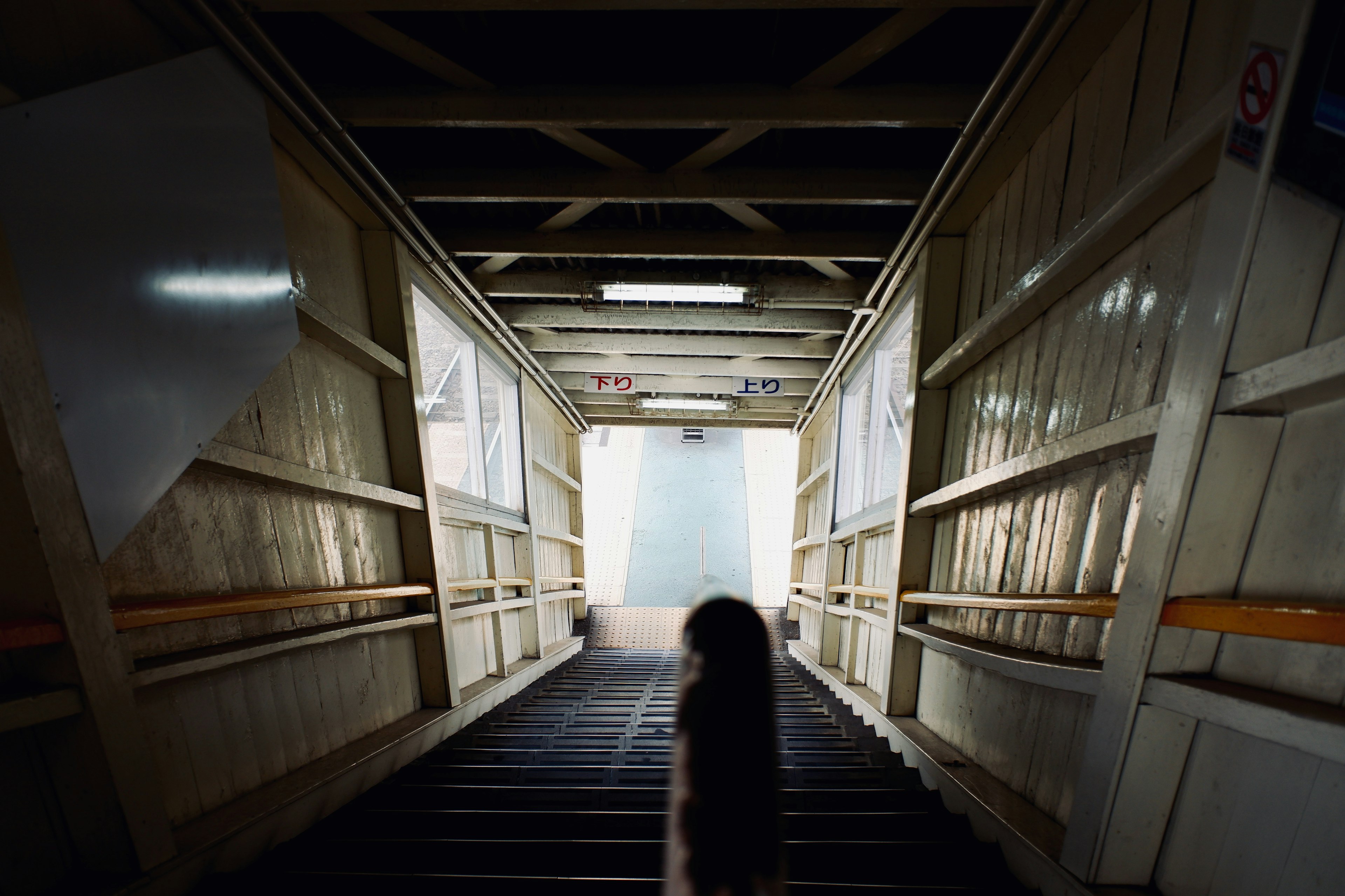 Silueta de una niña bajando escaleras con una salida brillante