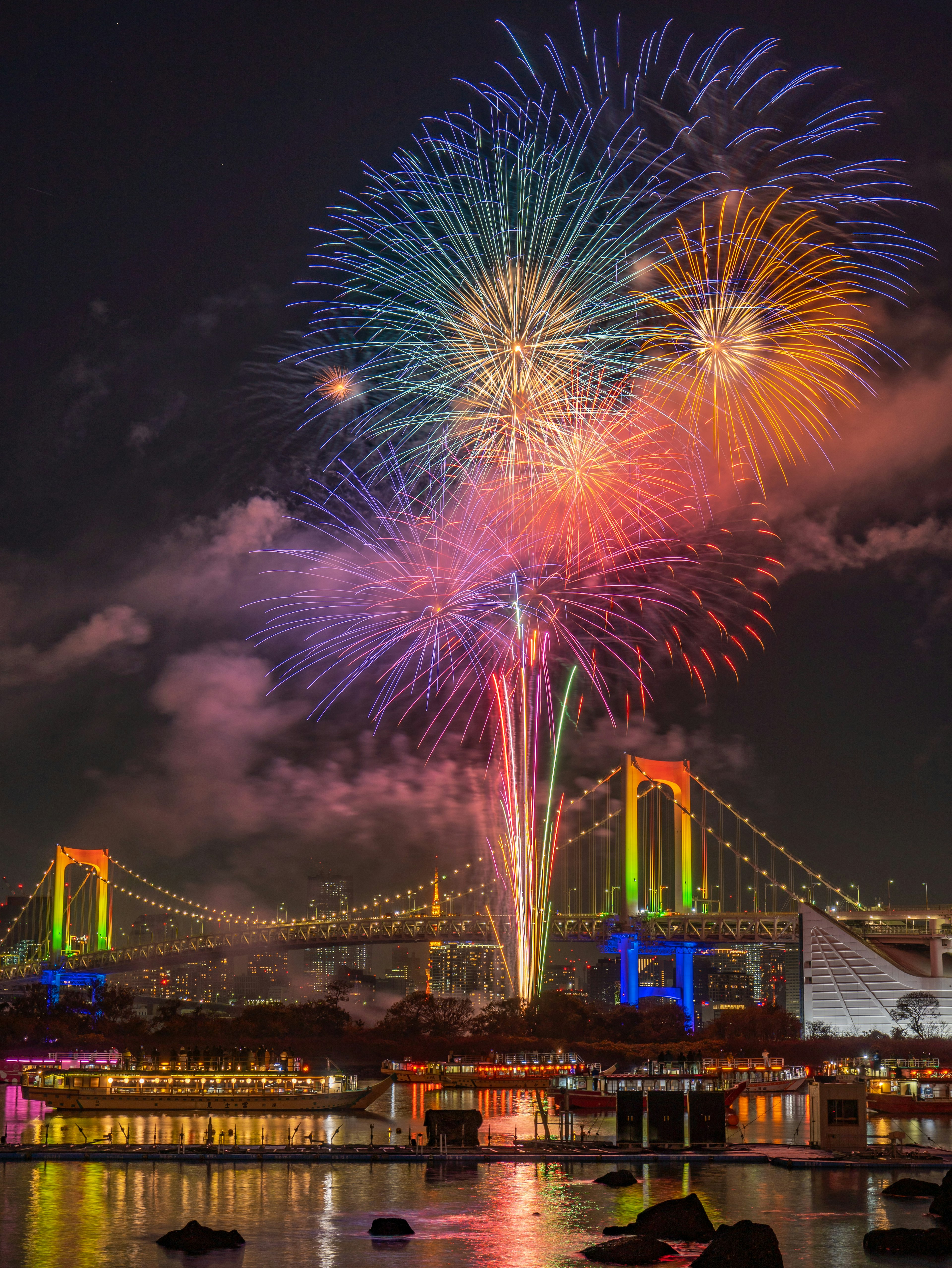 夜空中彩色烟花在彩虹桥上空绽放