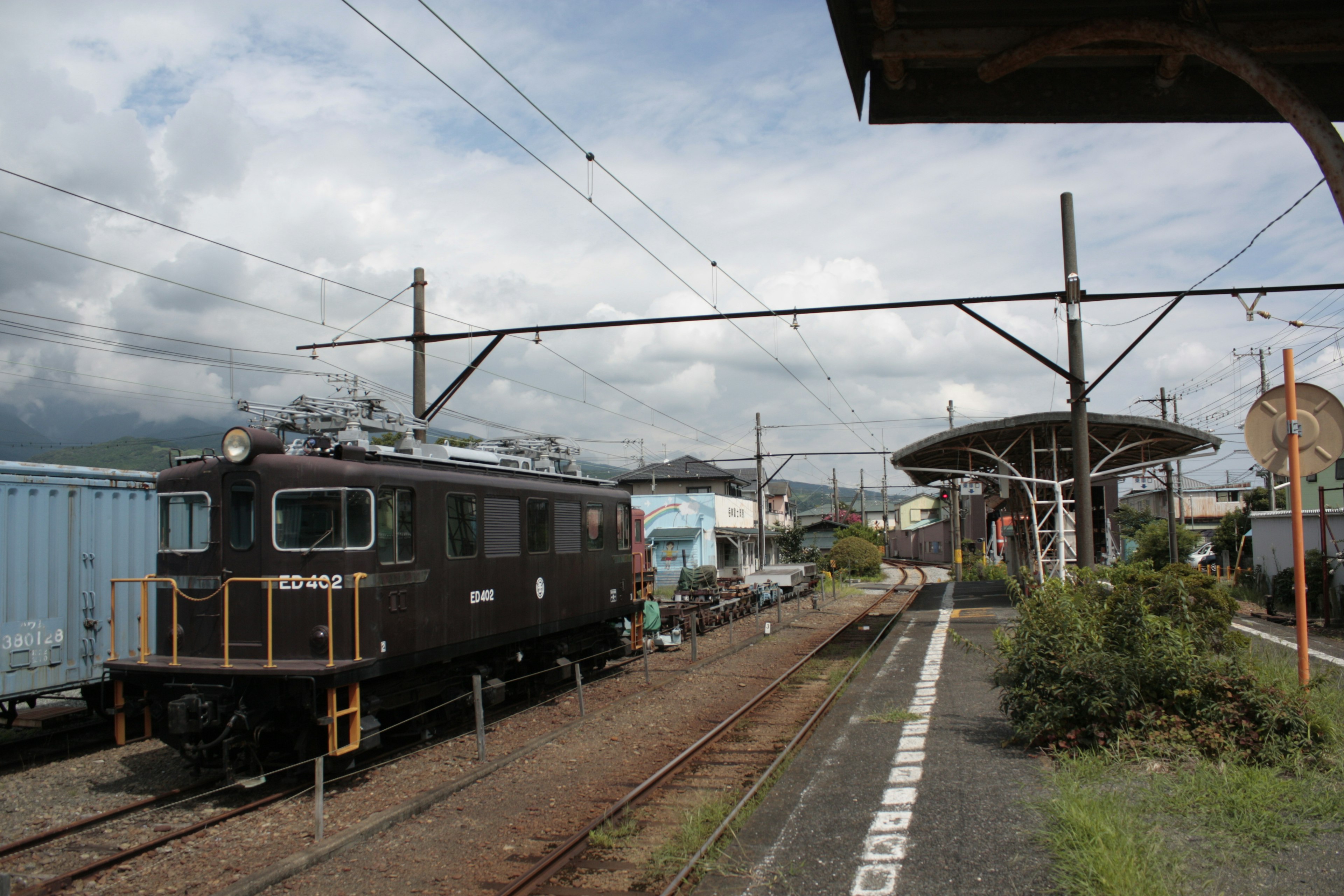 黒い電気機関車が駅に停車している風景