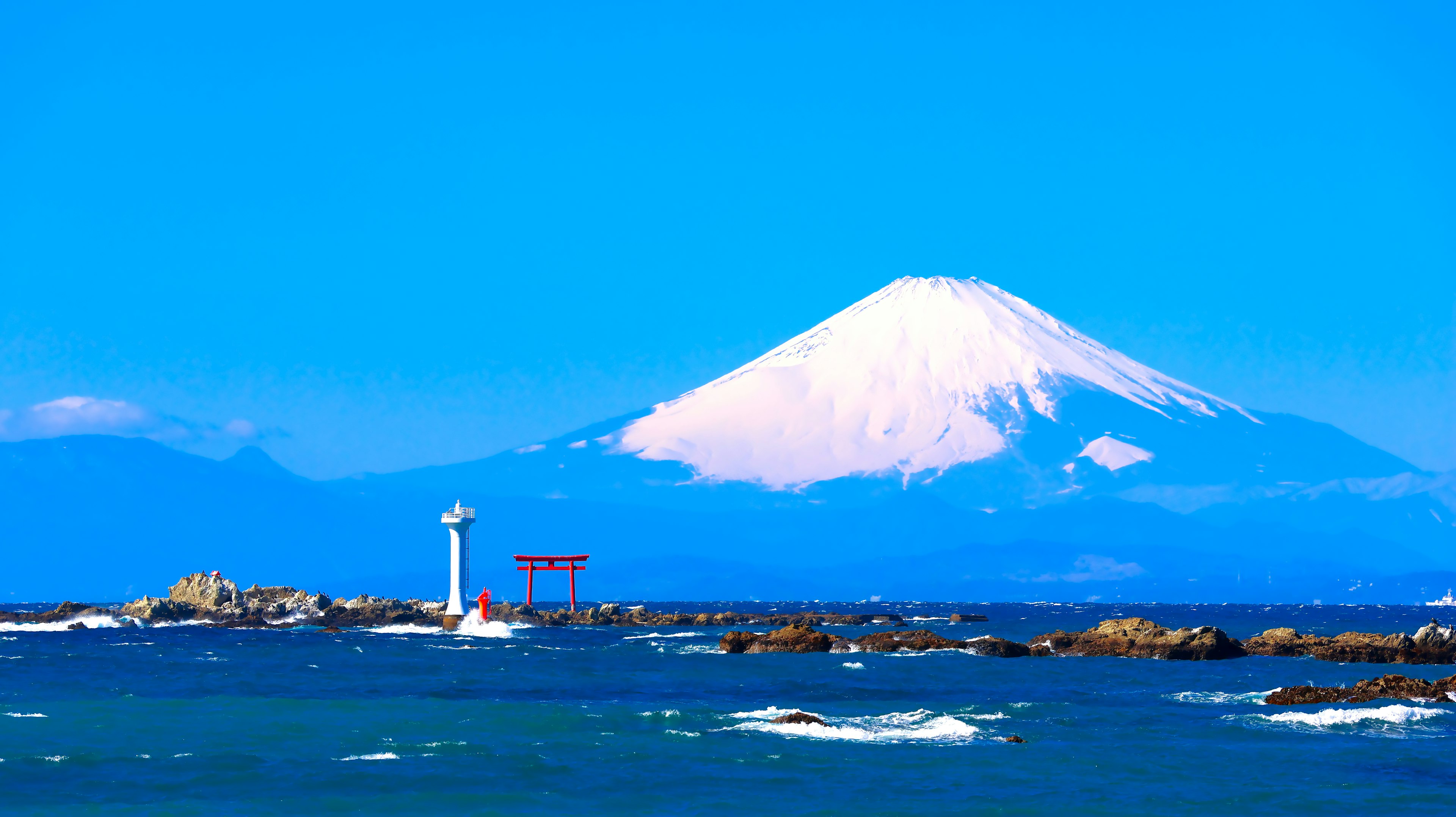 青い空の下に富士山と海の風景 灯台と鳥居が見える