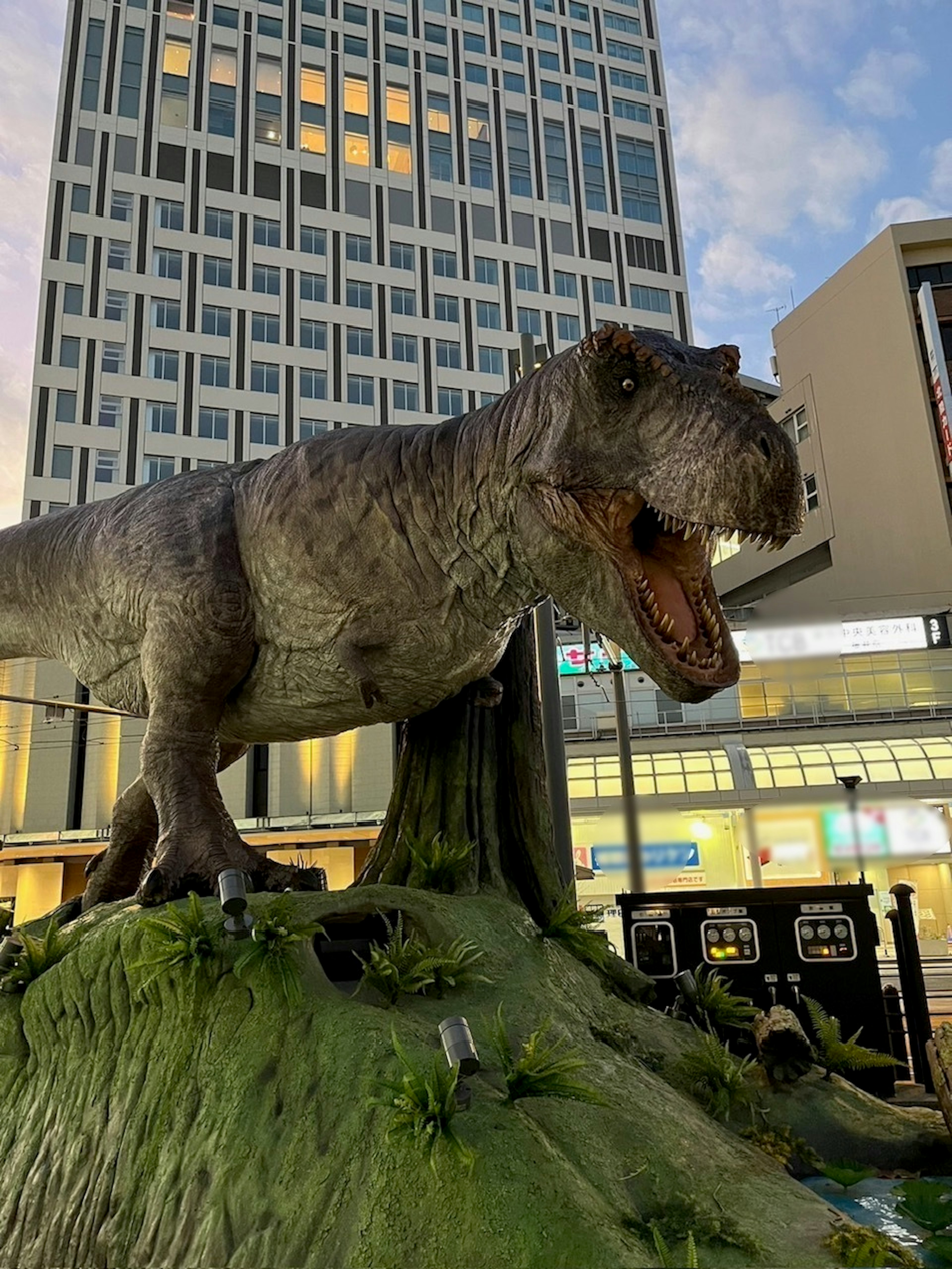 Un modèle réaliste de Tyrannosaurus rex exposé dans un cadre urbain