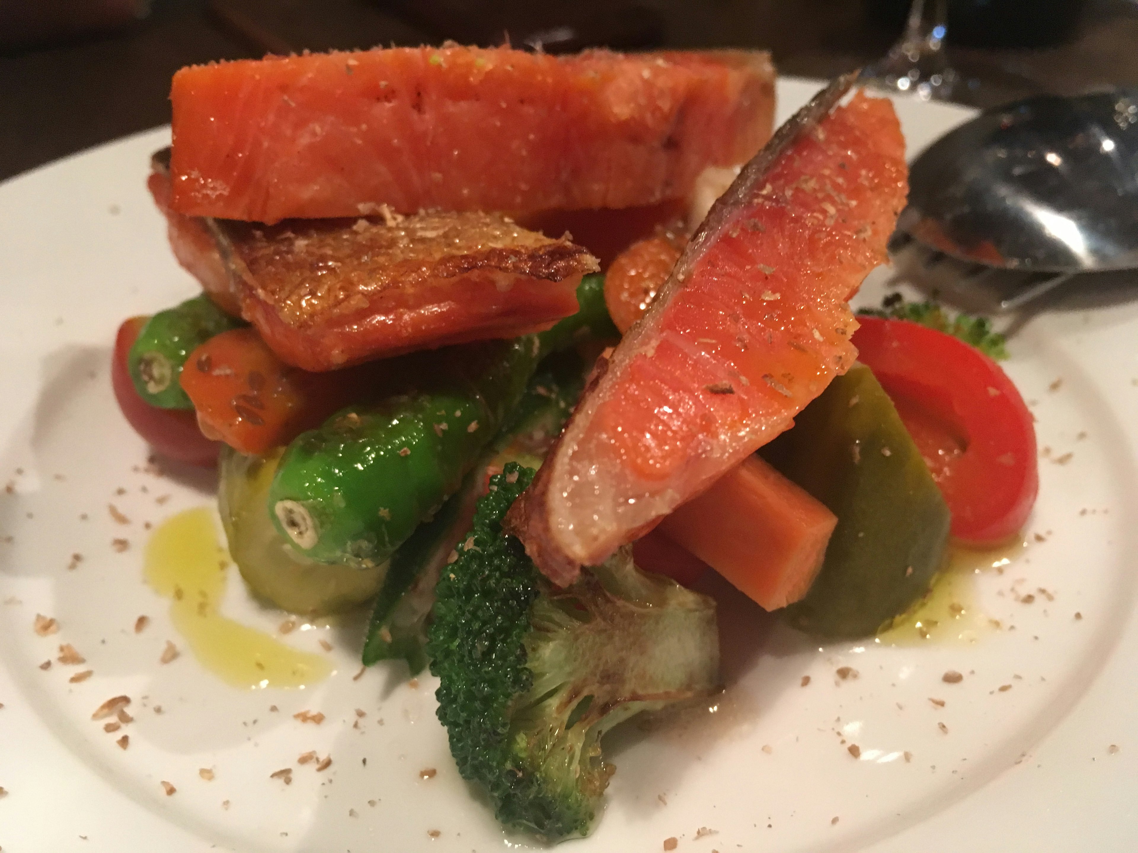 Salmón a la parrilla con un surtido de verduras coloridas