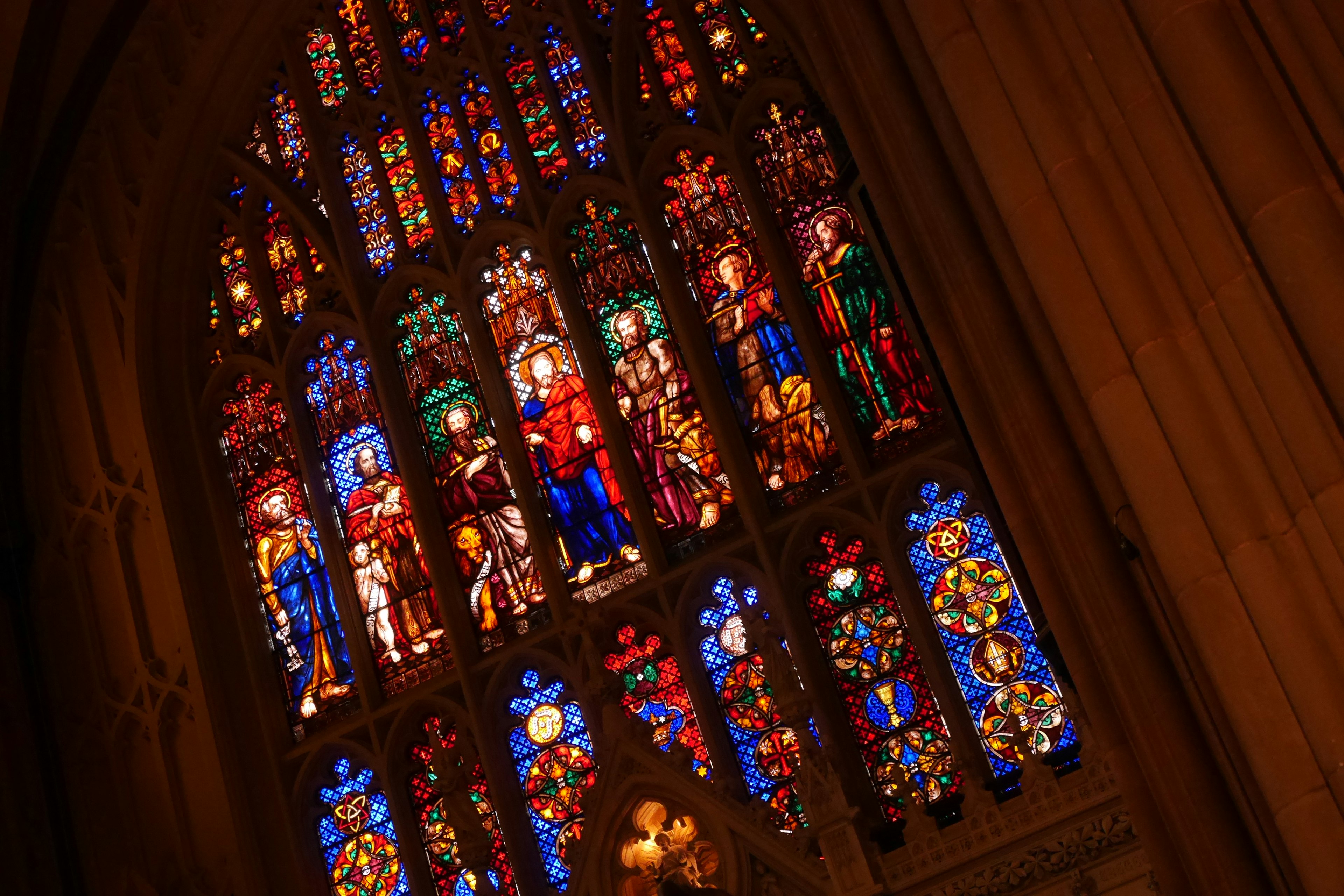 Impresionante ventana de vitrales que representa varios santos