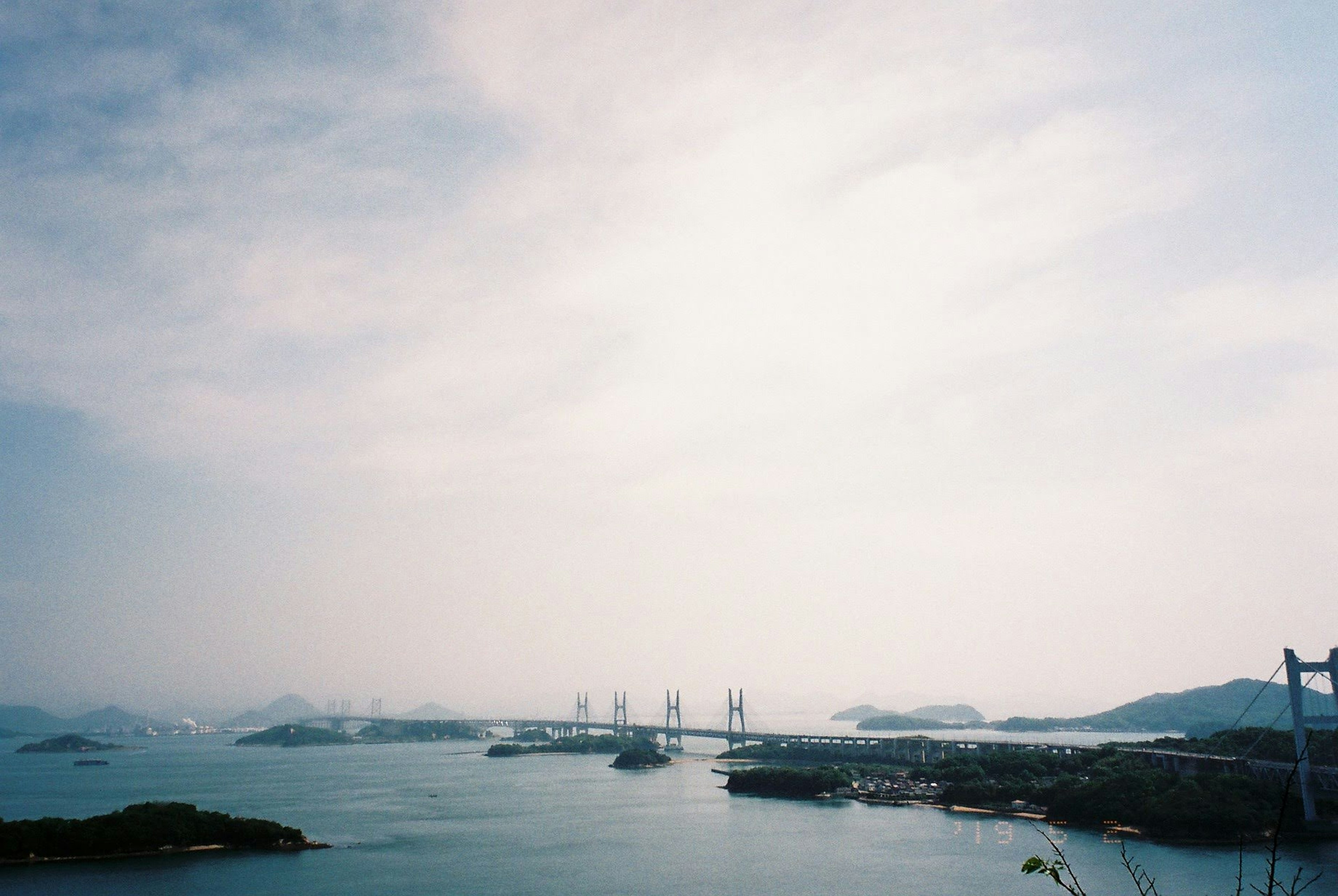 Pemandangan panorama laut dengan jembatan yang terlihat