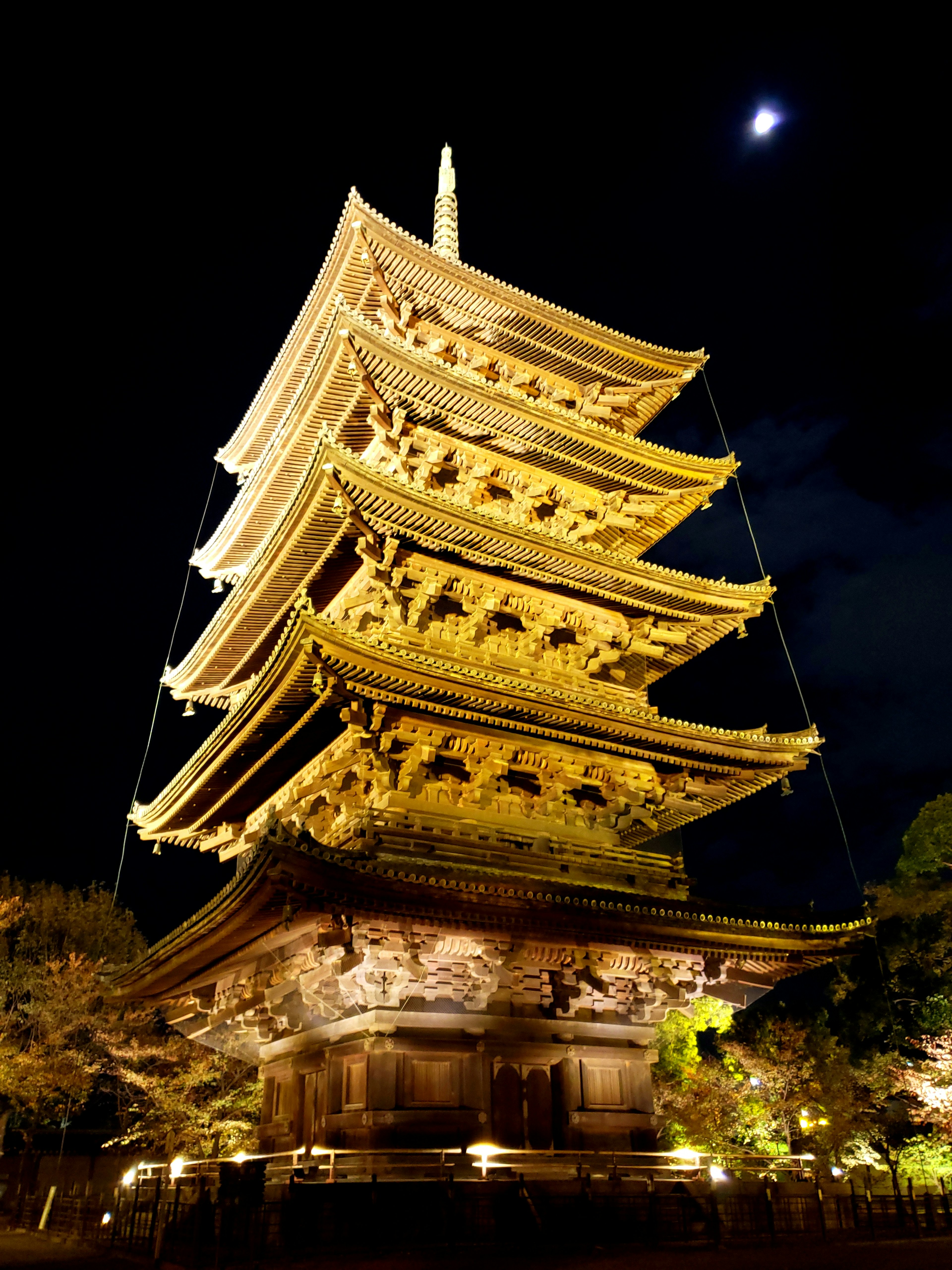 Hermosa pagoda de cinco pisos iluminada por la noche