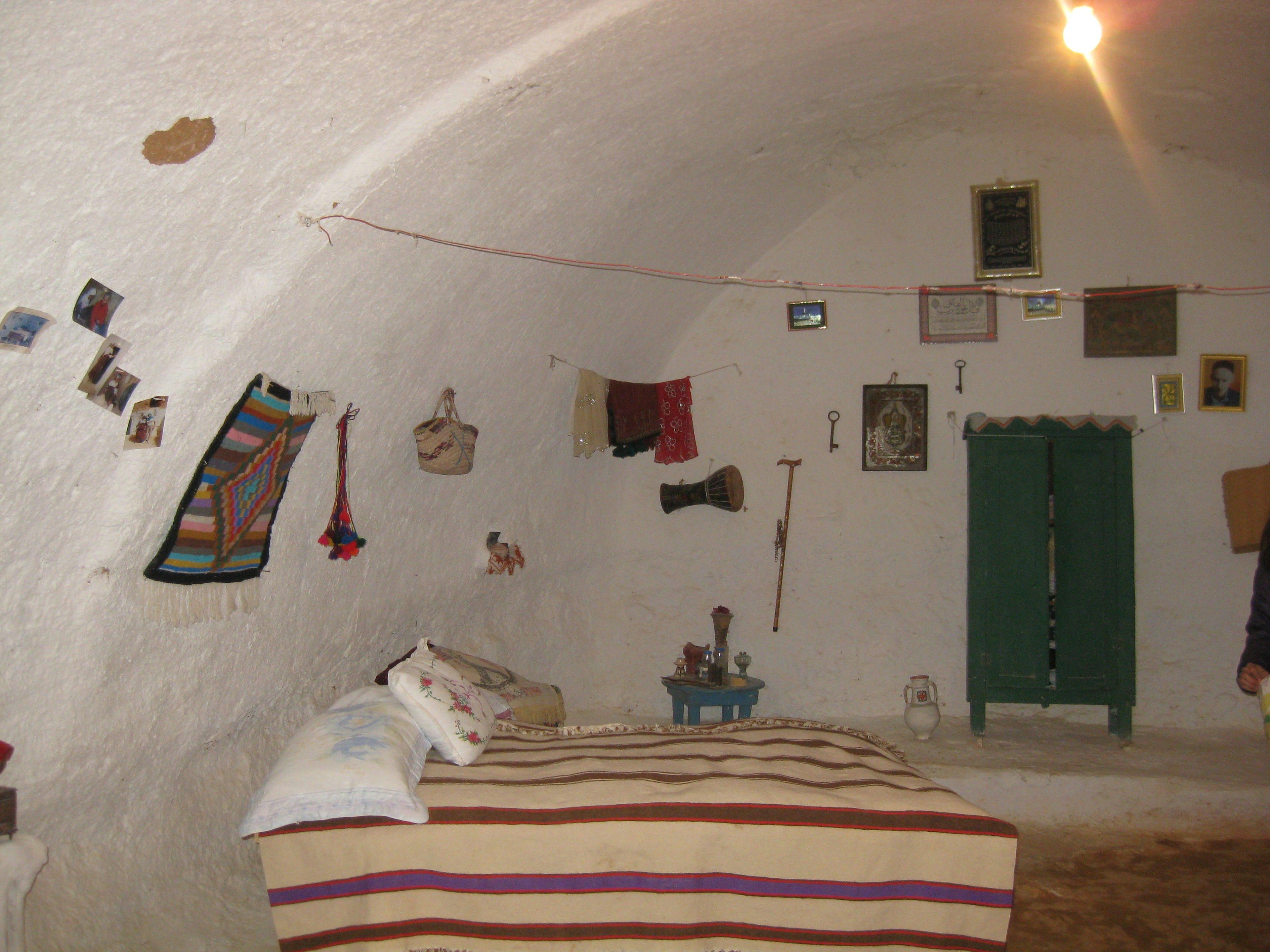 Habitación acogedora con techo arqueado y una cama decorada