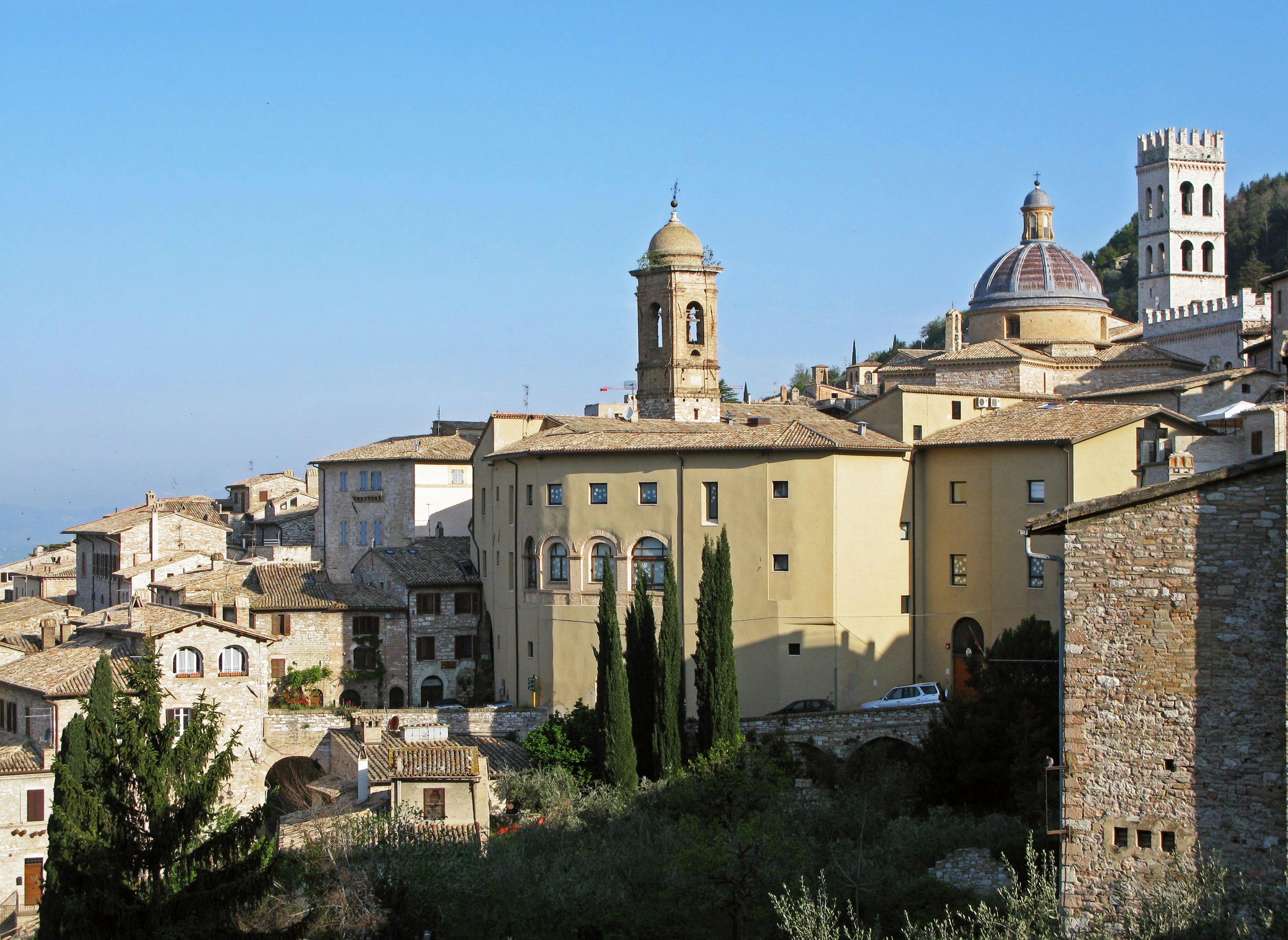 Paisaje urbano medieval con iglesias en una colina