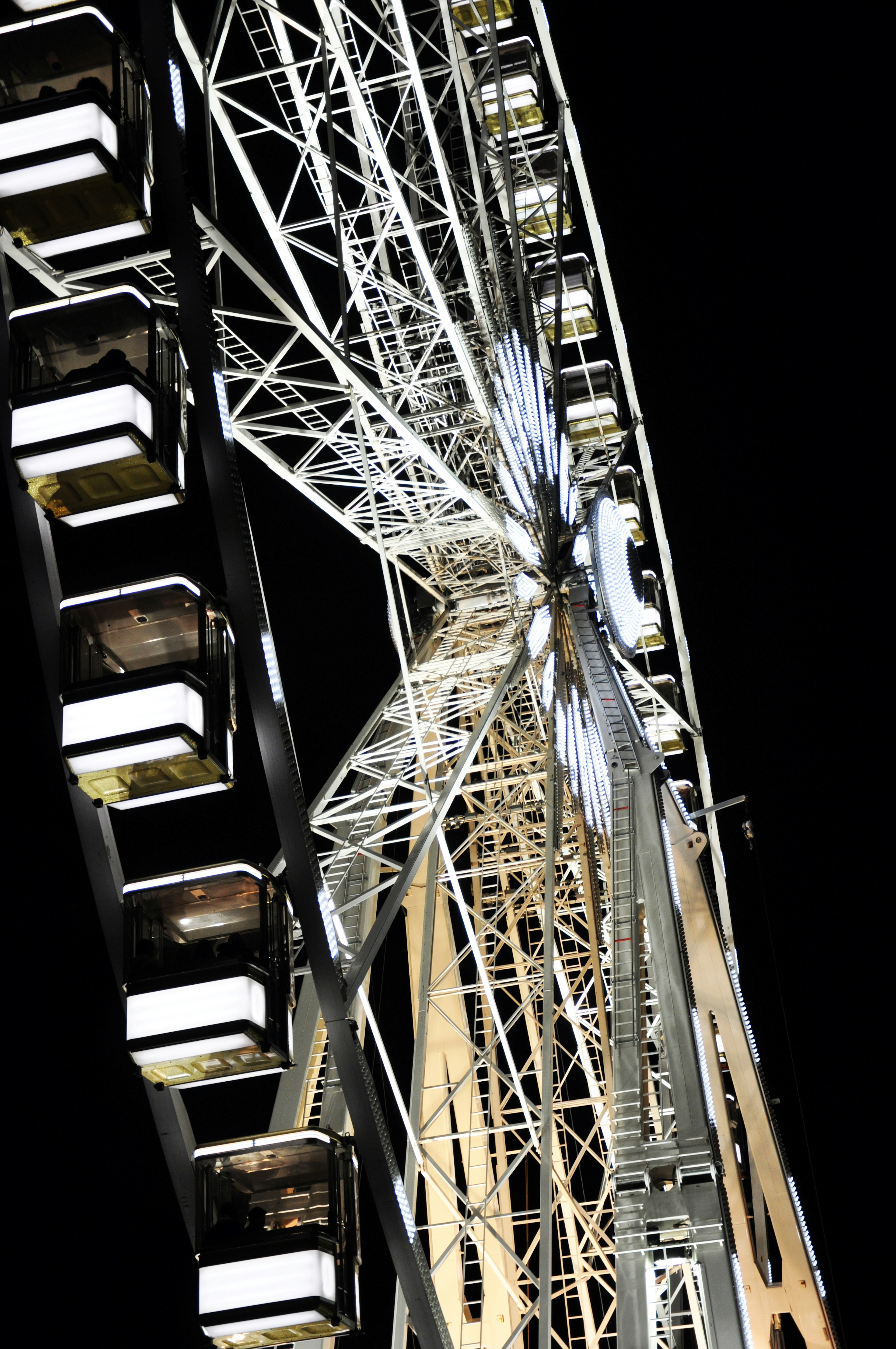 Vue latérale détaillée d'une grande roue illuminée la nuit