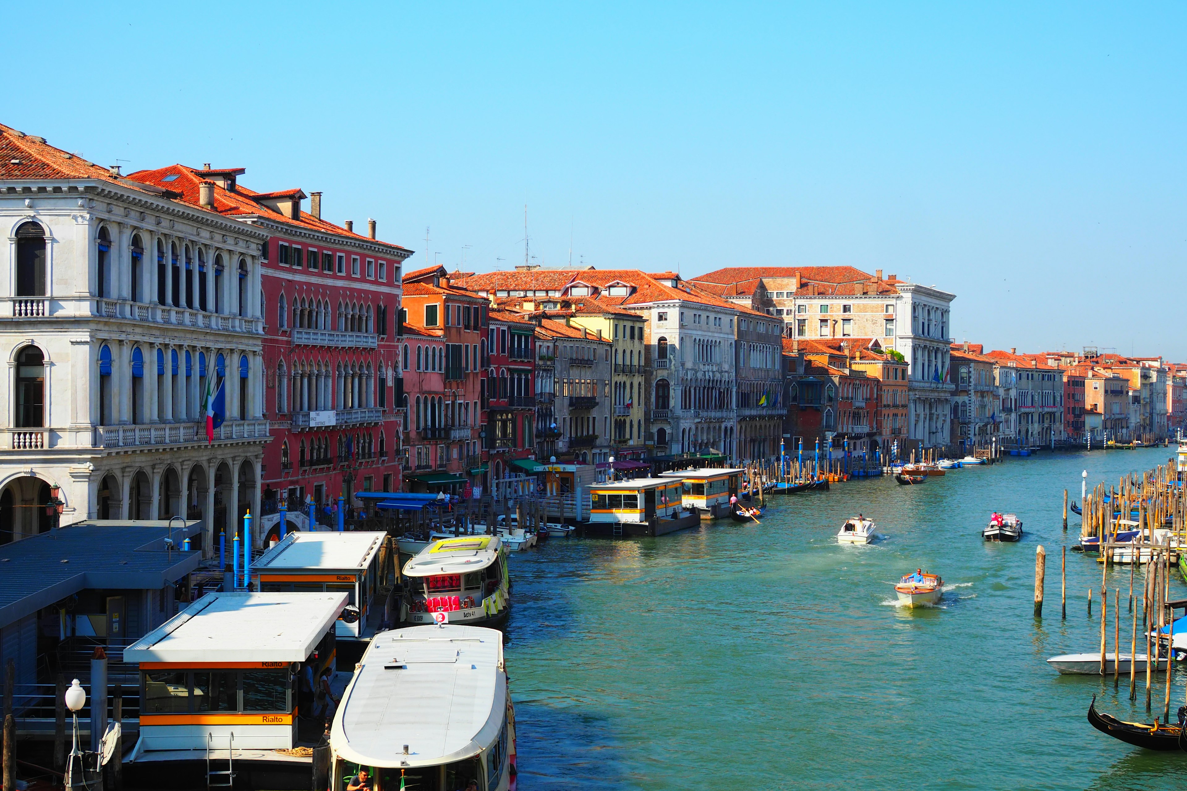 Bunte Gebäude entlang des Kanals in Venedig mit Booten