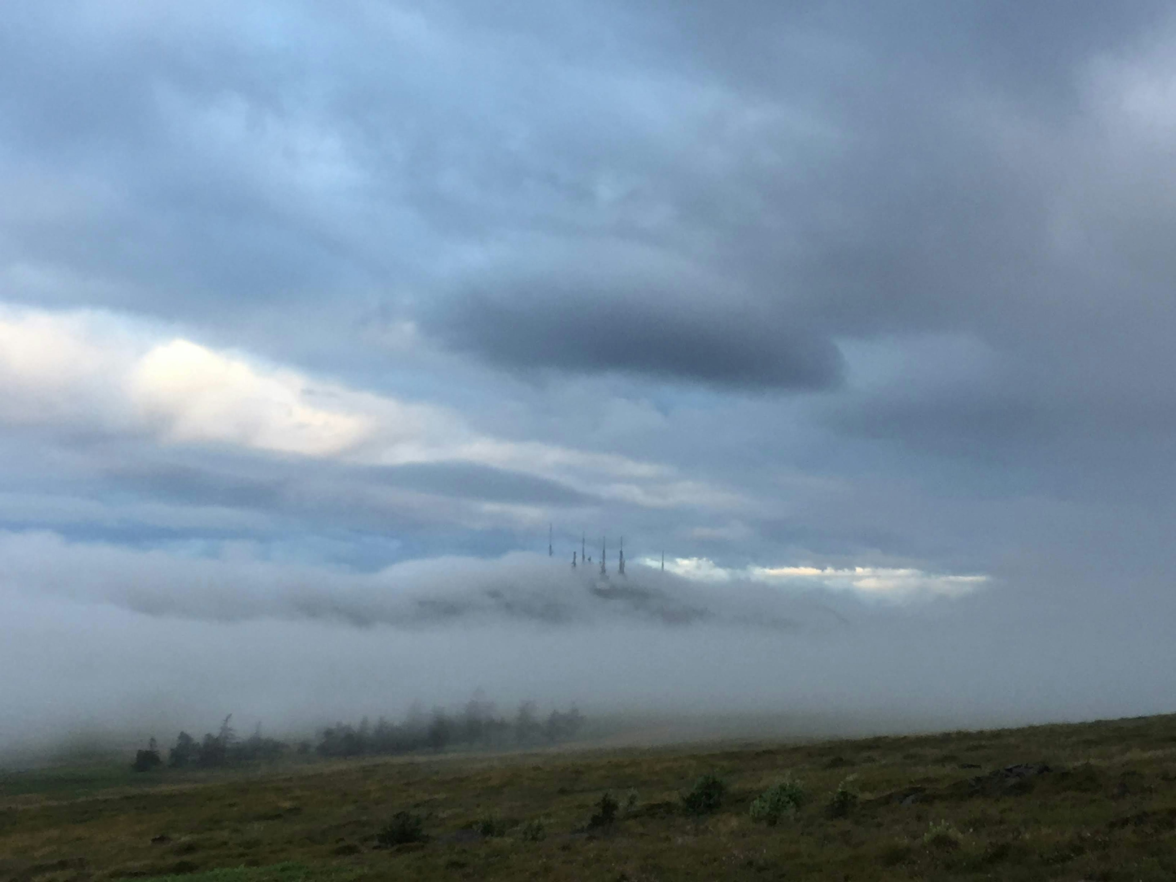 霧に包まれた風景と青い空の雲