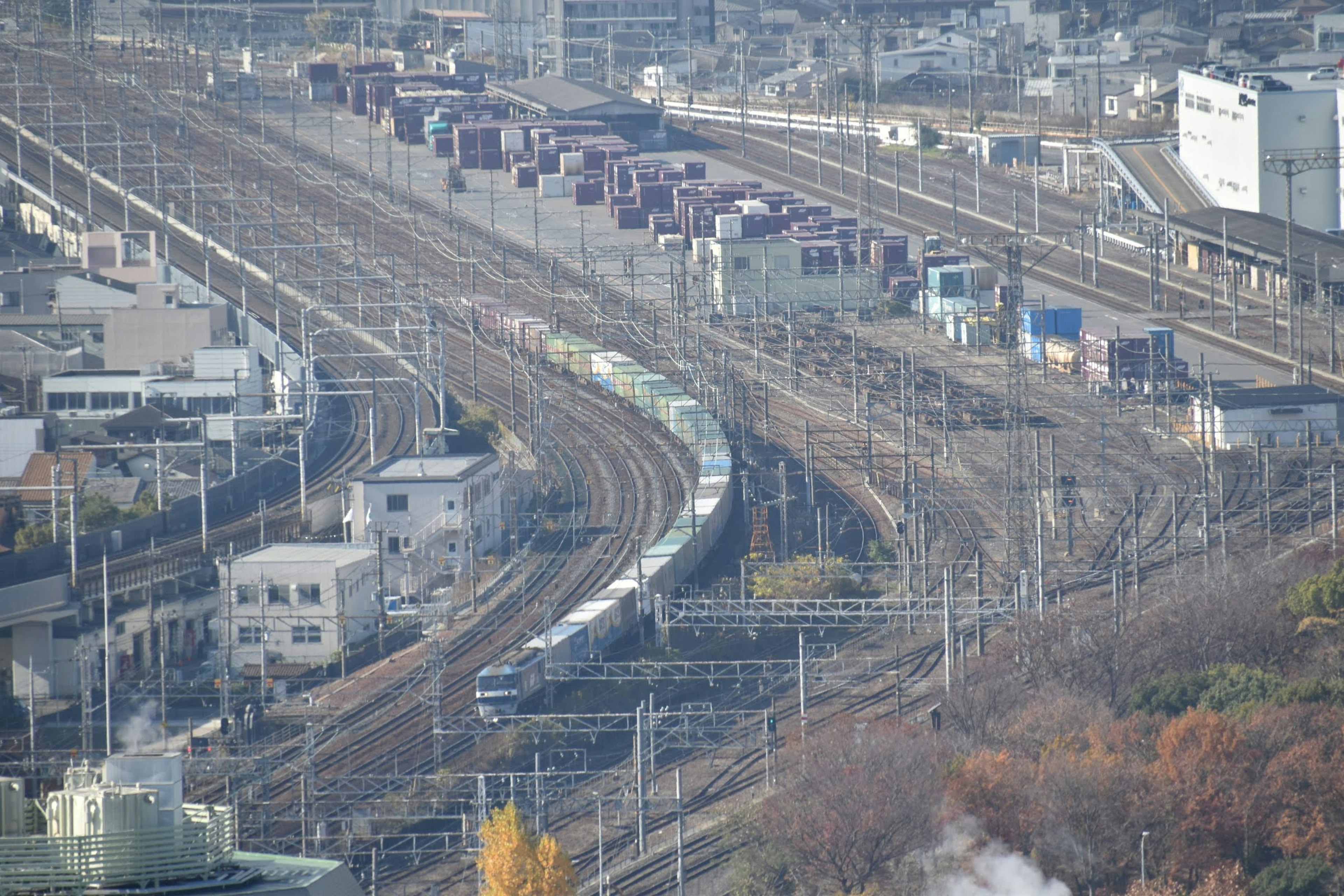 Vue aérienne des voies ferrées avec une courbe et une gare de fret