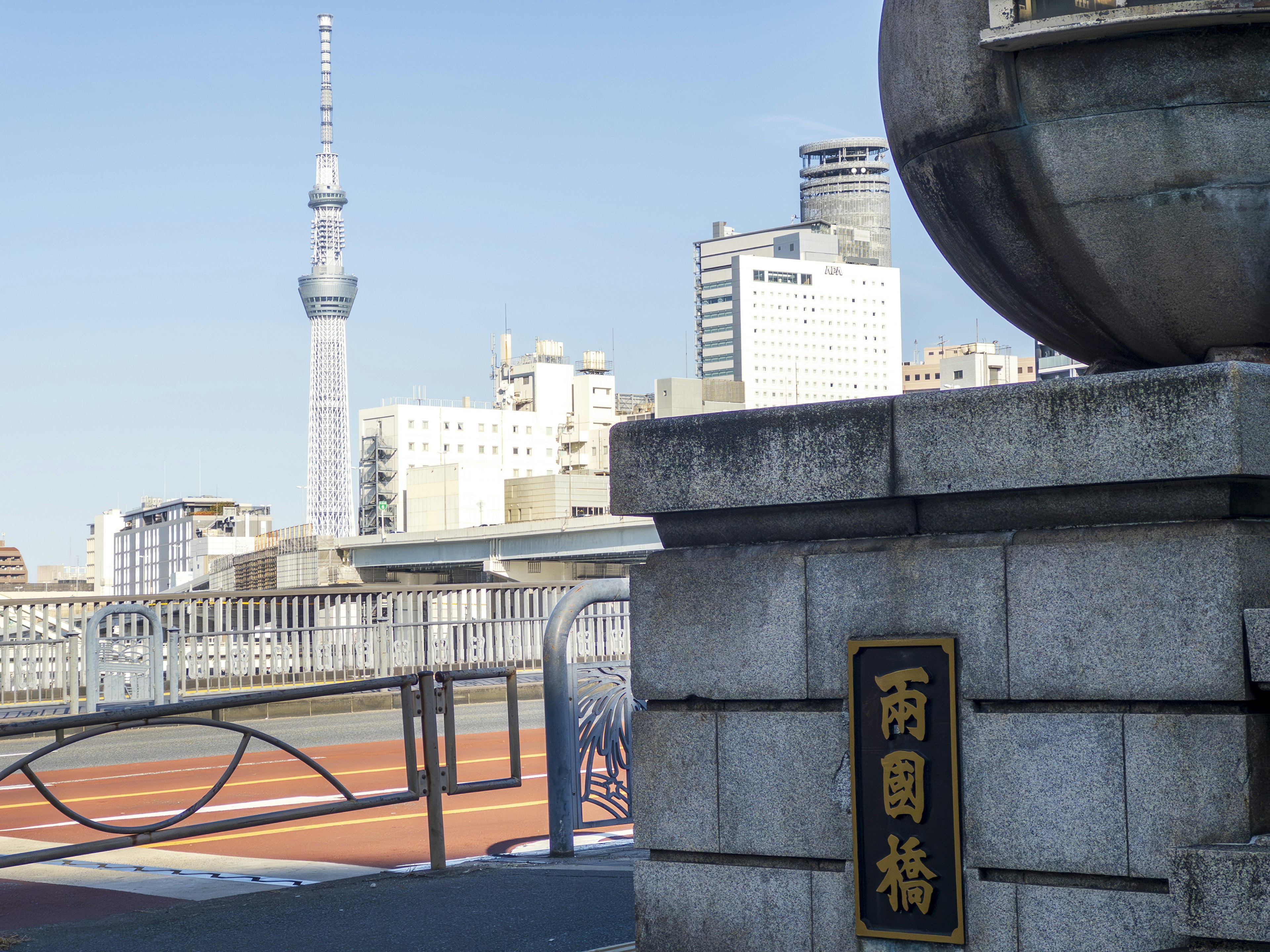 隅田川上的雨宫桥与背景中的东京晴空塔的景观