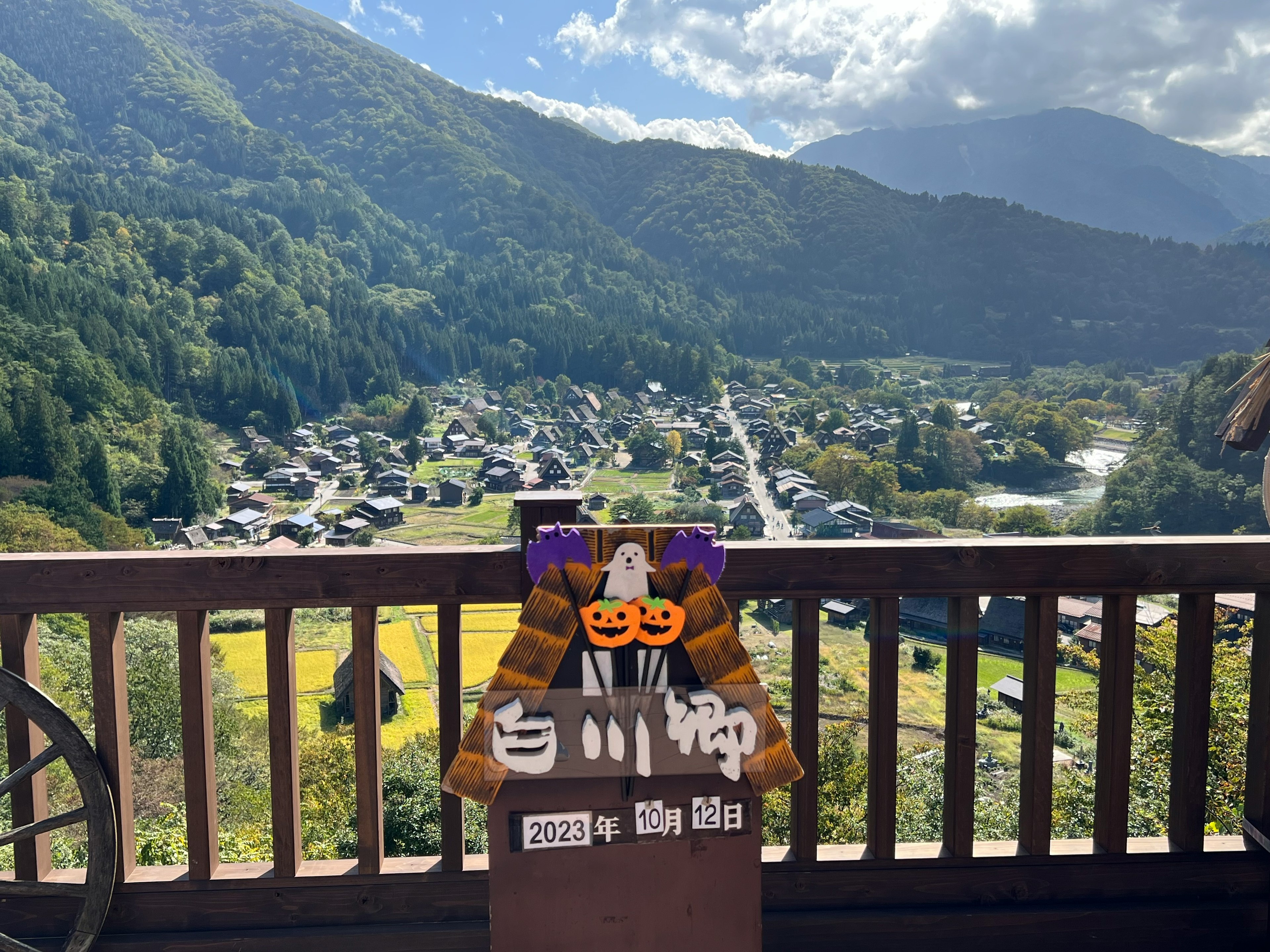 Vista panoramica dal belvedere di Shirakawa-go con montagne e case tradizionali